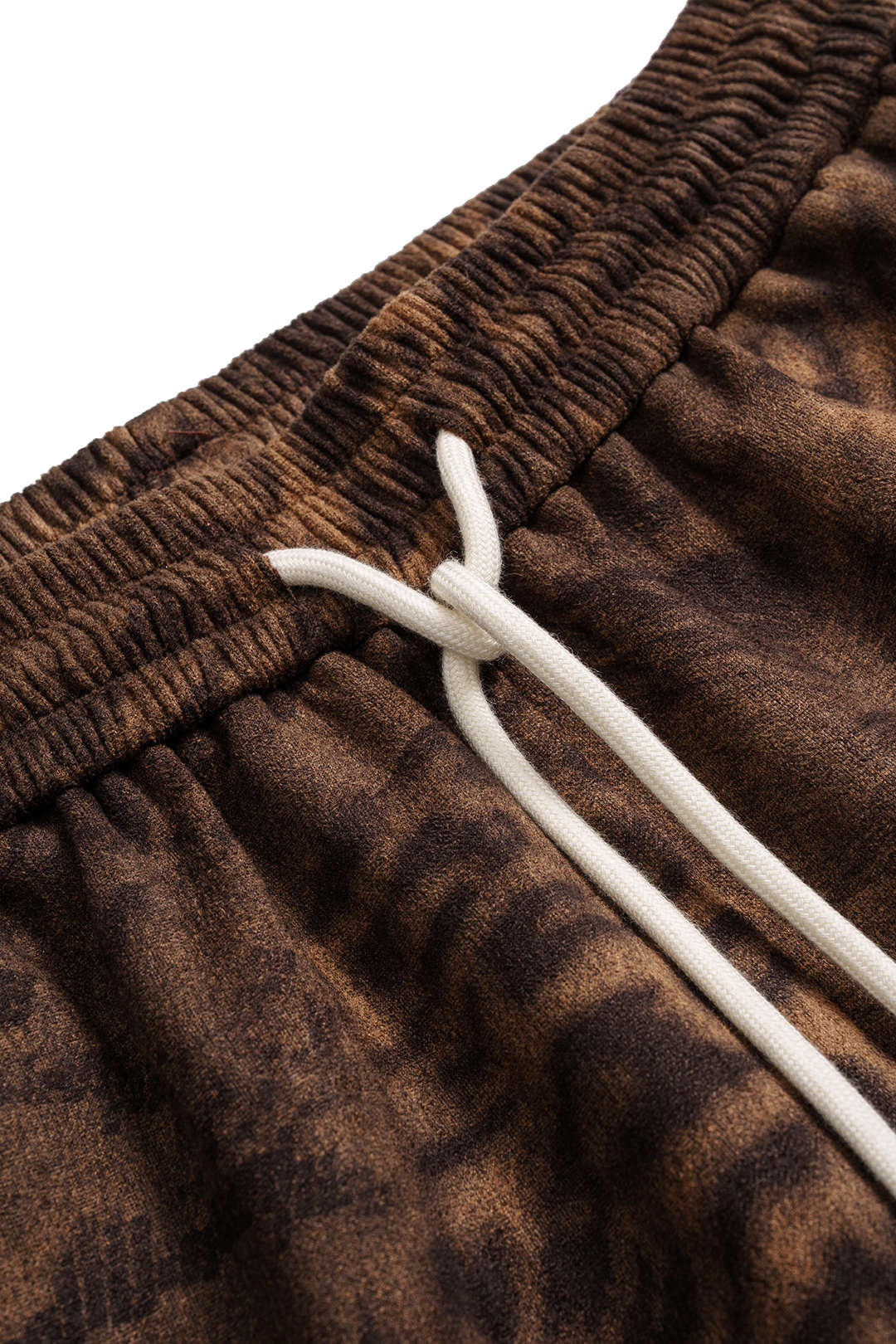 Wildlederhose mit Leopardenmuster und weitem Bein