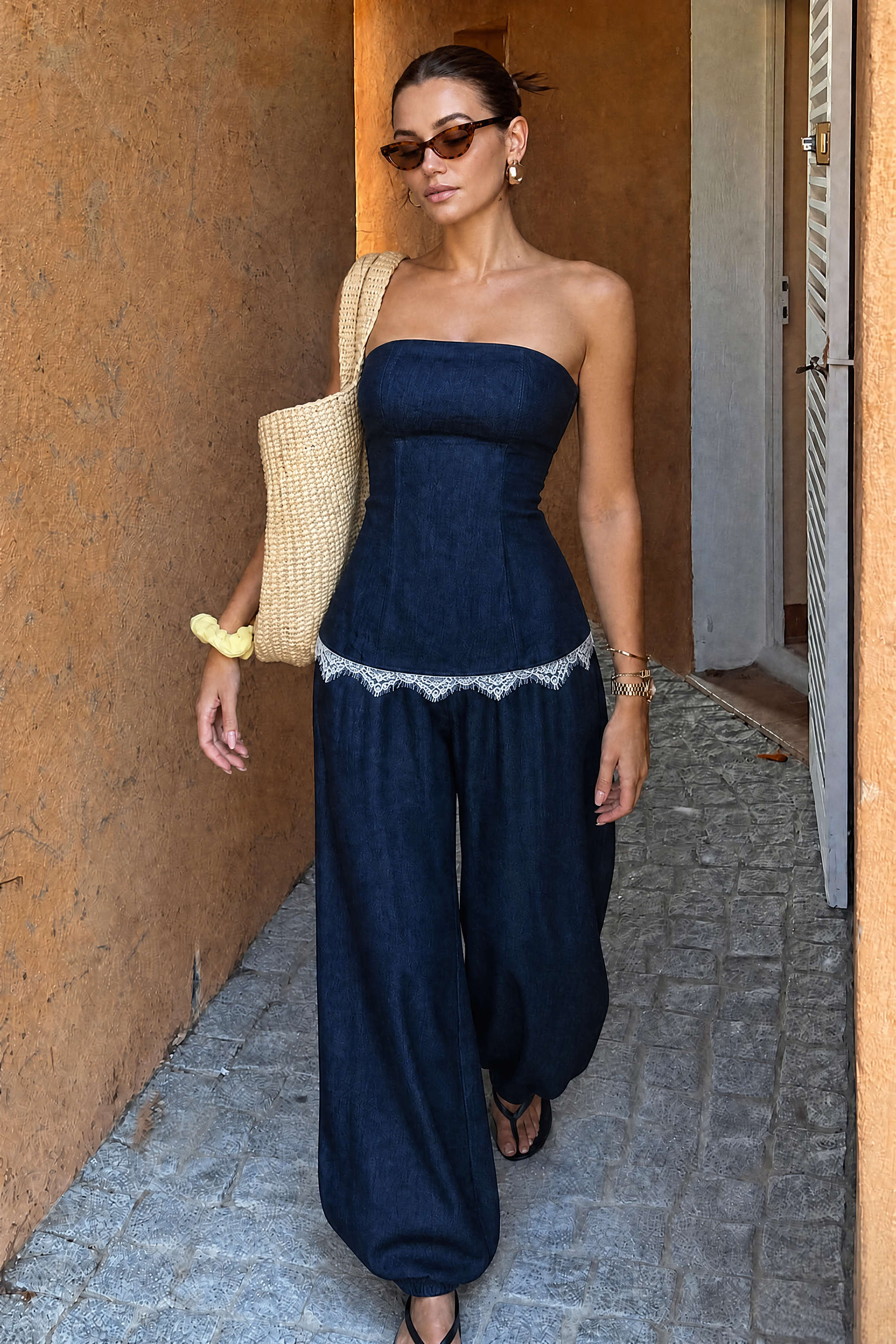 Bustier-Oberteil Mit Spitzenbesatz Und Hose Mit Geradem Bein