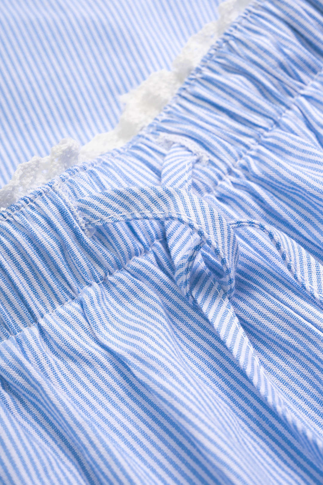 Ensemble chemise à rayures avec bordure en dentelle et short à cordon de serrage