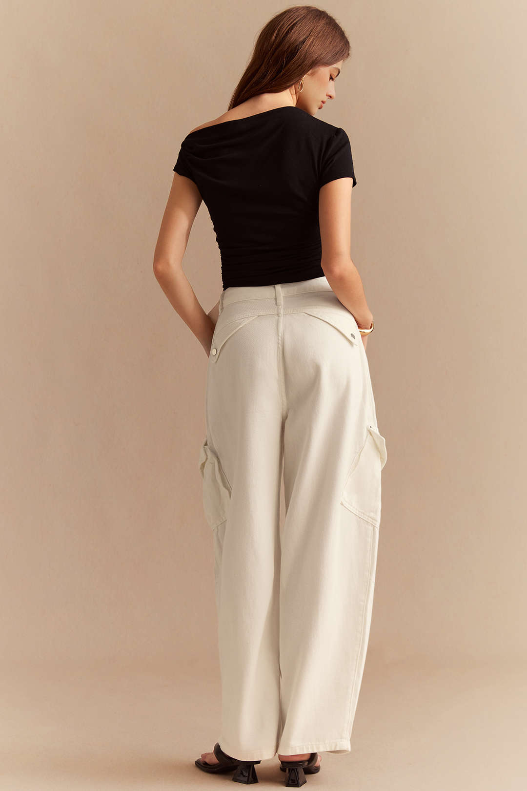 Denim-Jeans mit asymmetrischen Taschen und weitem Bein
