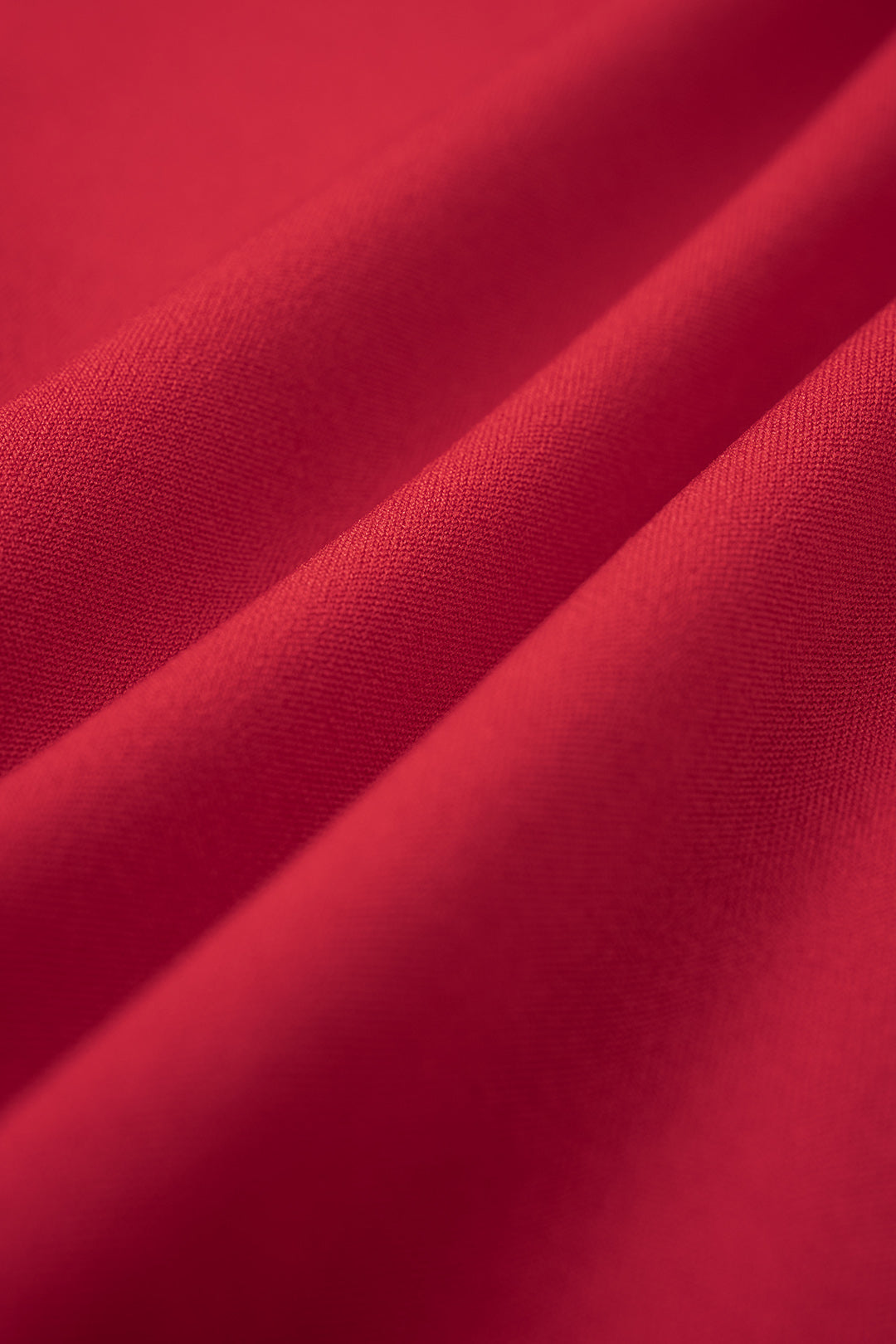 Ärmelloses Midikleid mit Rundhalsausschnitt und asymmetrischen Raffungen