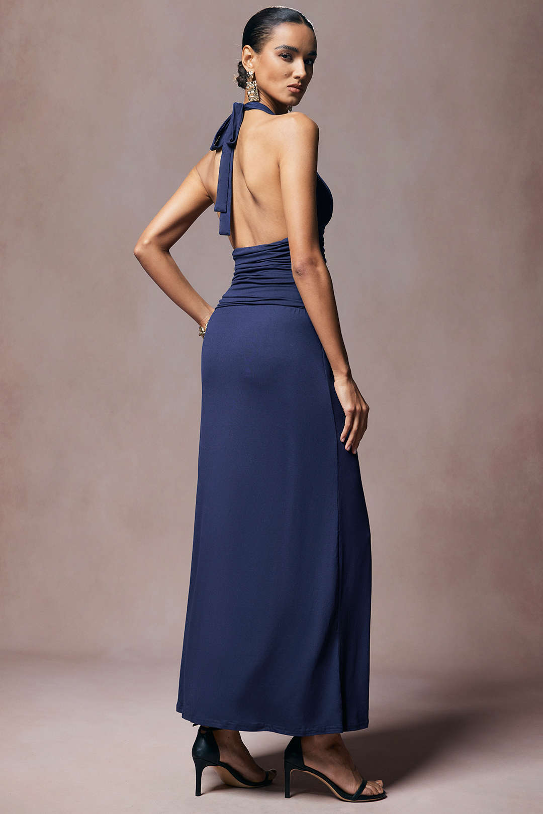 Maxikleid mit tiefem V-Ausschnitt, Neckholder zum Binden und Raffung, ärmellos