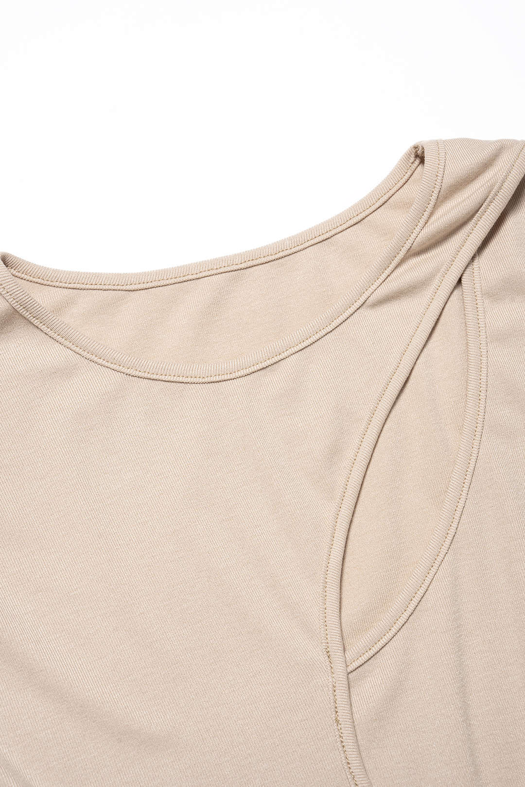 Rundhals-T-Shirt mit asymmetrischen Cut-Outs und kurzen Ärmeln