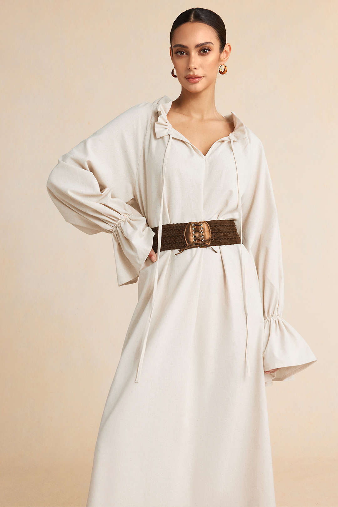 Leinenkleid mit Raffungen, langen Ärmeln und Schlitz zum Binden