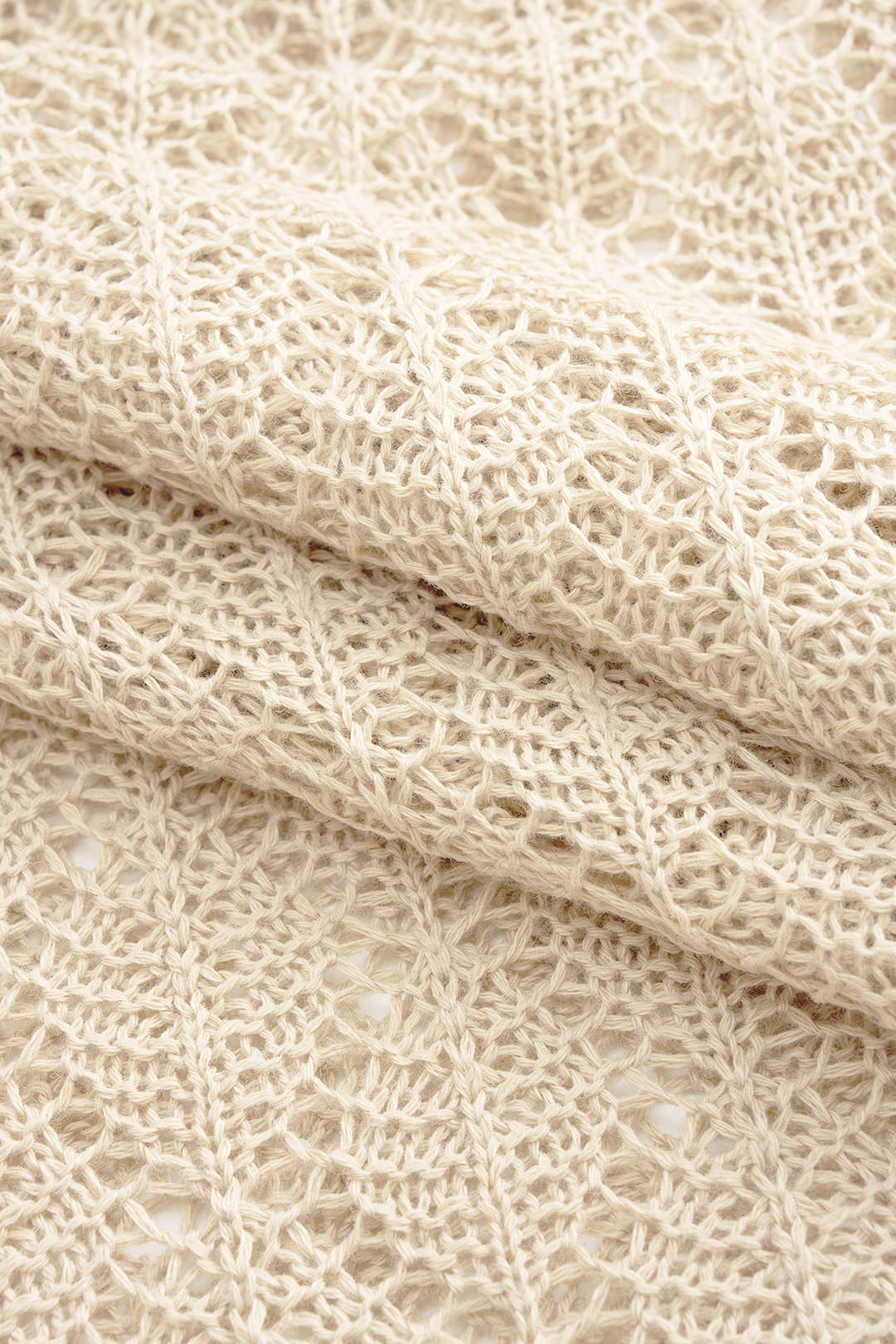 Grobes Strickkleid mit V-Ausschnitt, langen Ärmeln und Mini-Länge