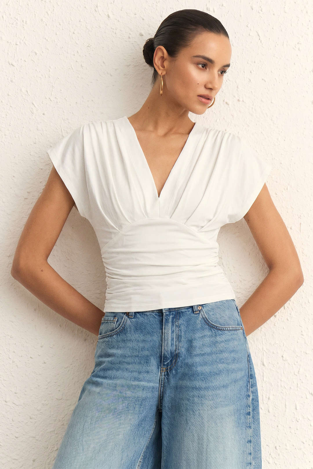 T-shirt plissé à col en V et manches courtes avec nœud au dos