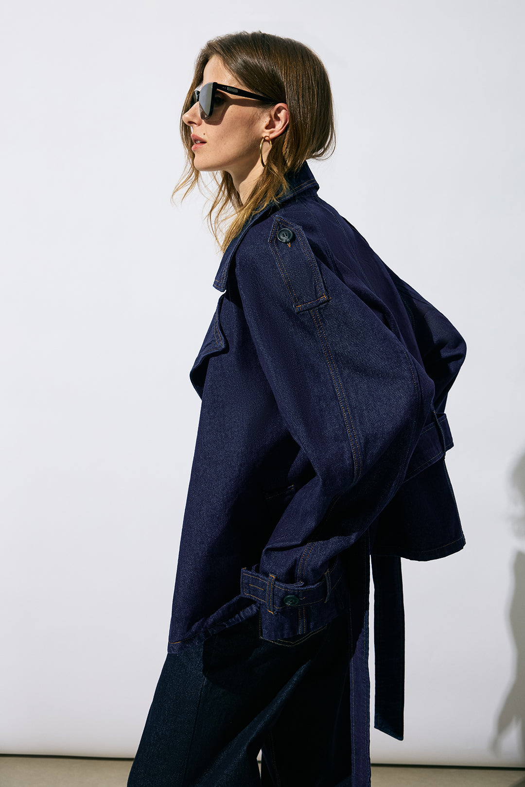 Jeans-Outerwear mit Gürtel und asymmetrischem Schnitt