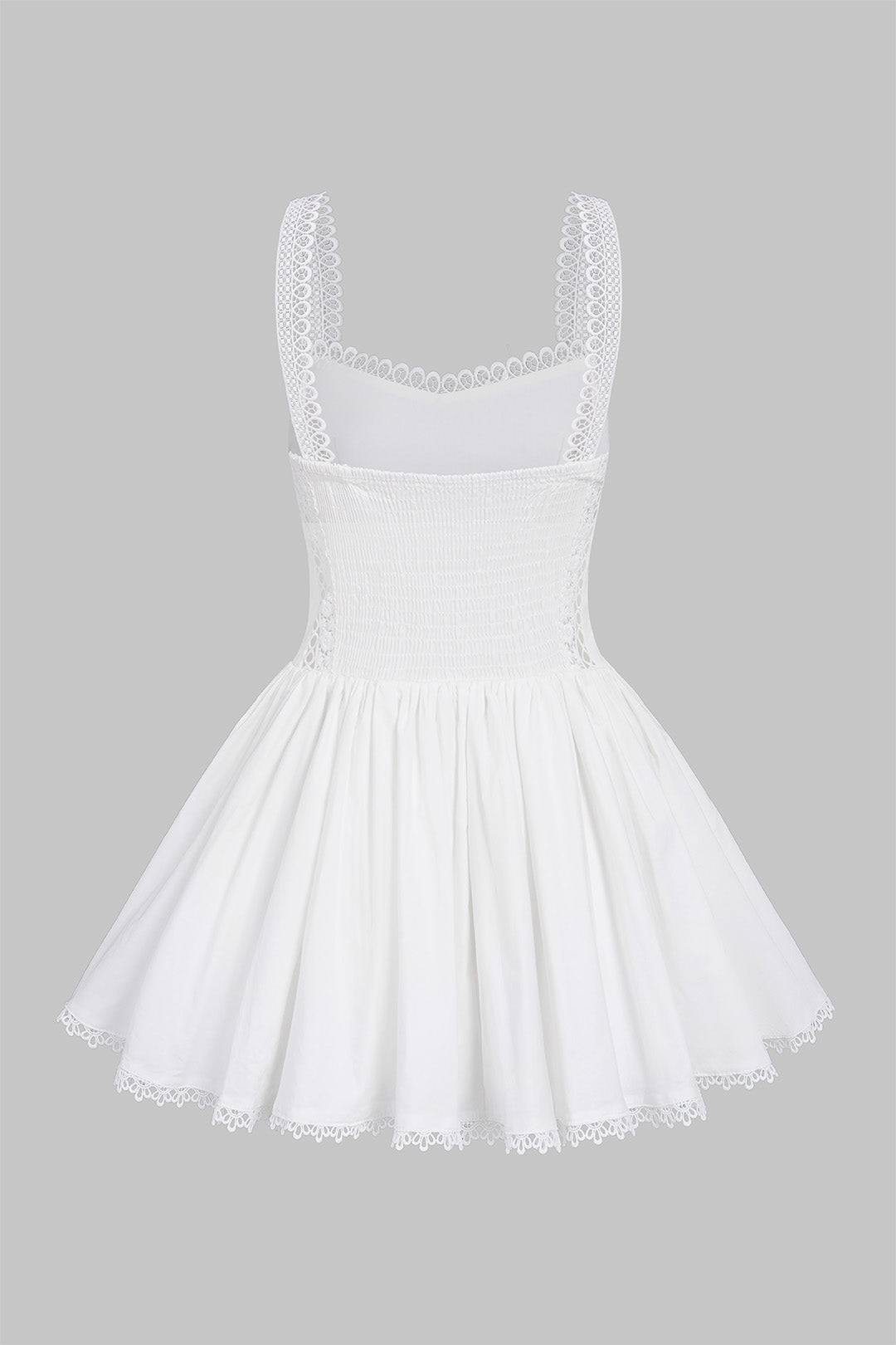 Mini-robe sans manches froncée à découpes et bordures en dentelle