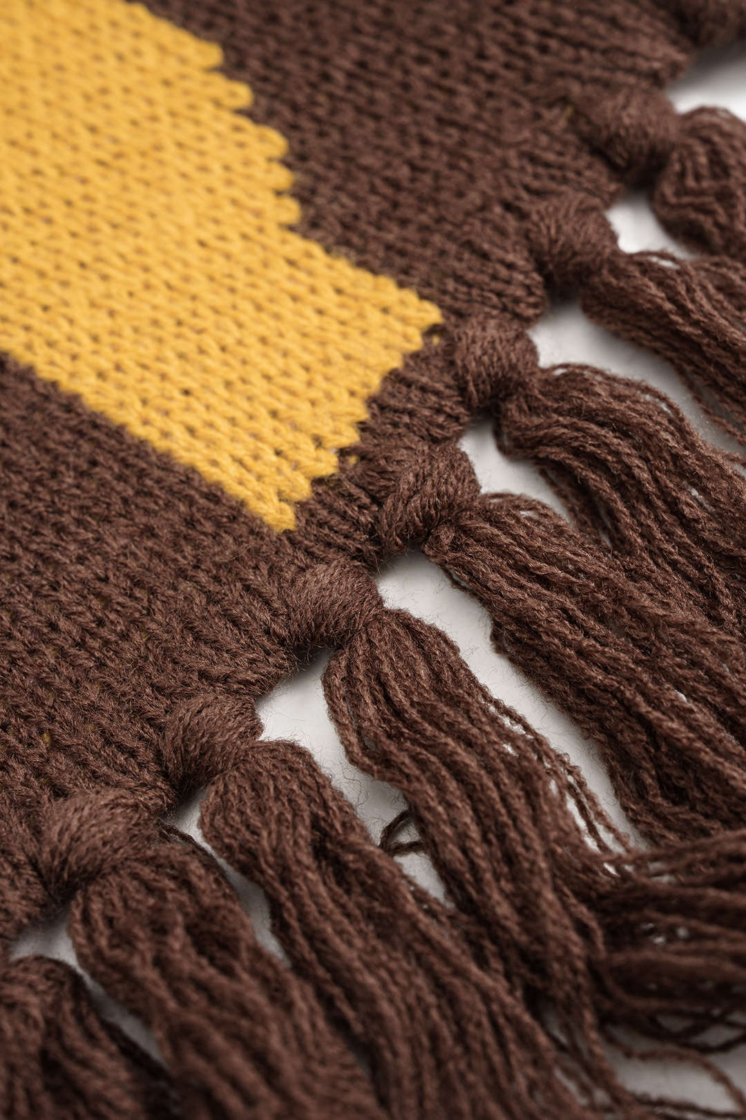 Ärmelloses Strickkleid mit Fransenbesatz