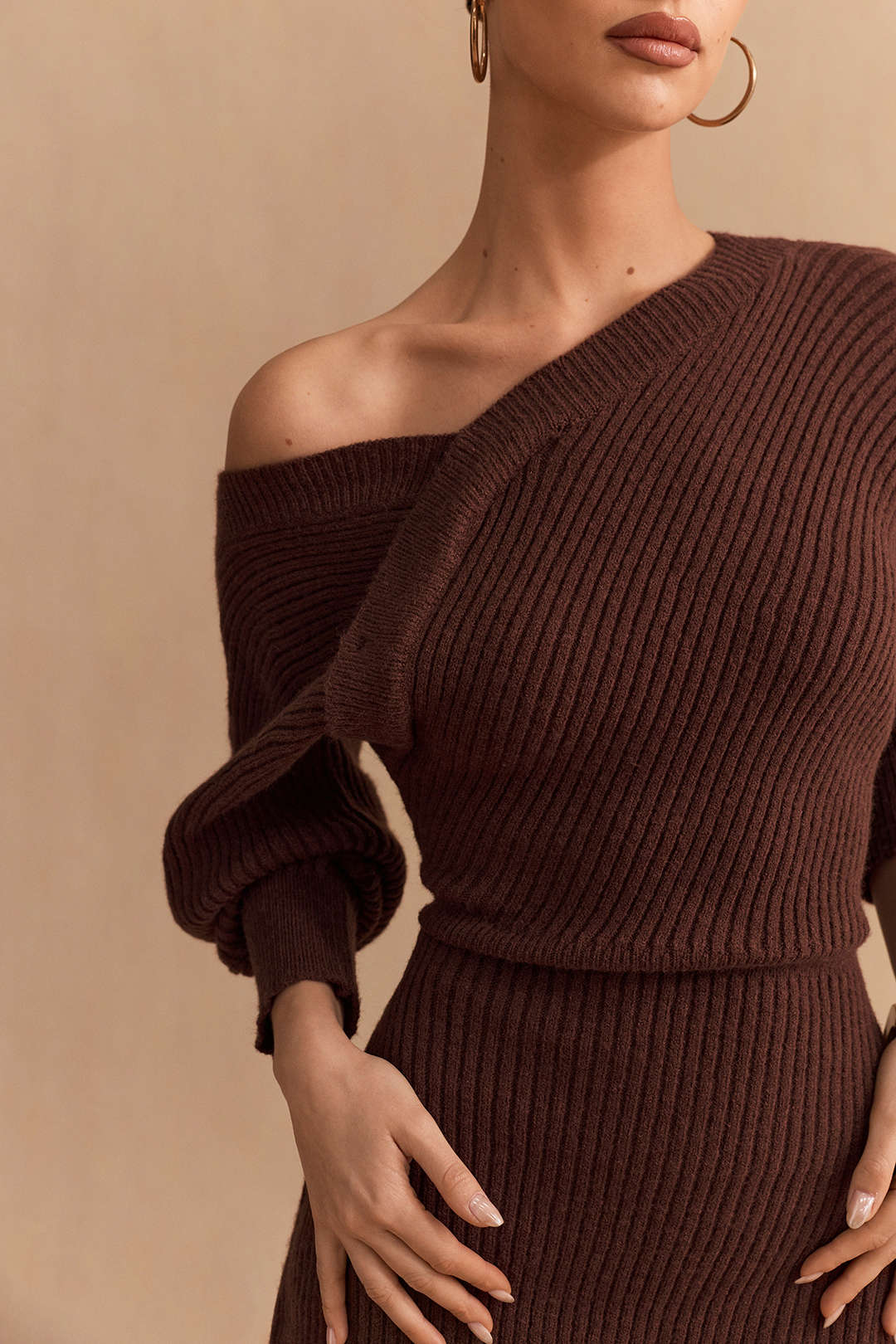 Geripptes Mini-Strickkleid mit asymmetrischem Ausschnitt und langen Ärmeln