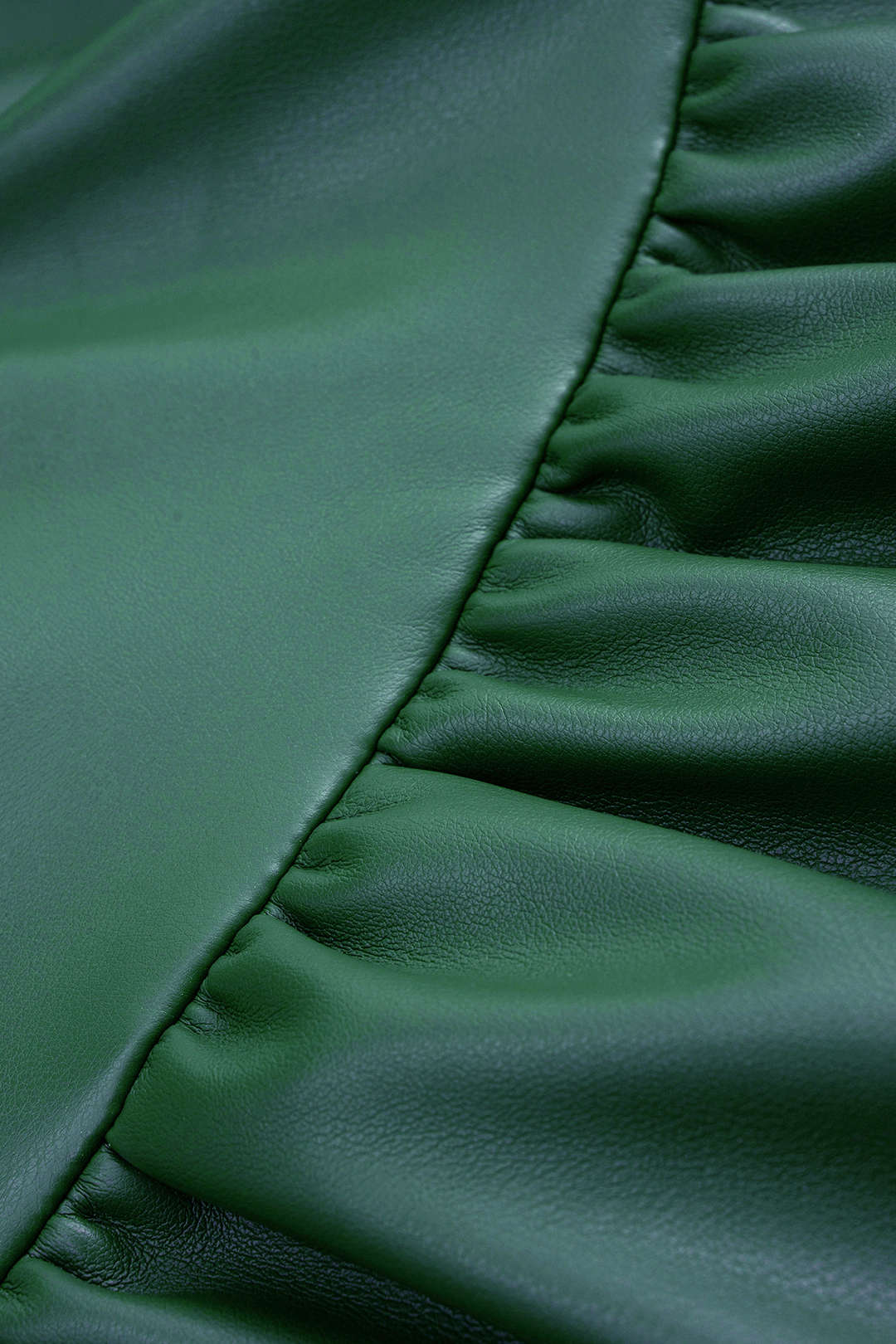 Ärmelloses Mini-Kleid aus Kunstleder mit Raffungen und gedrehtem Knoten