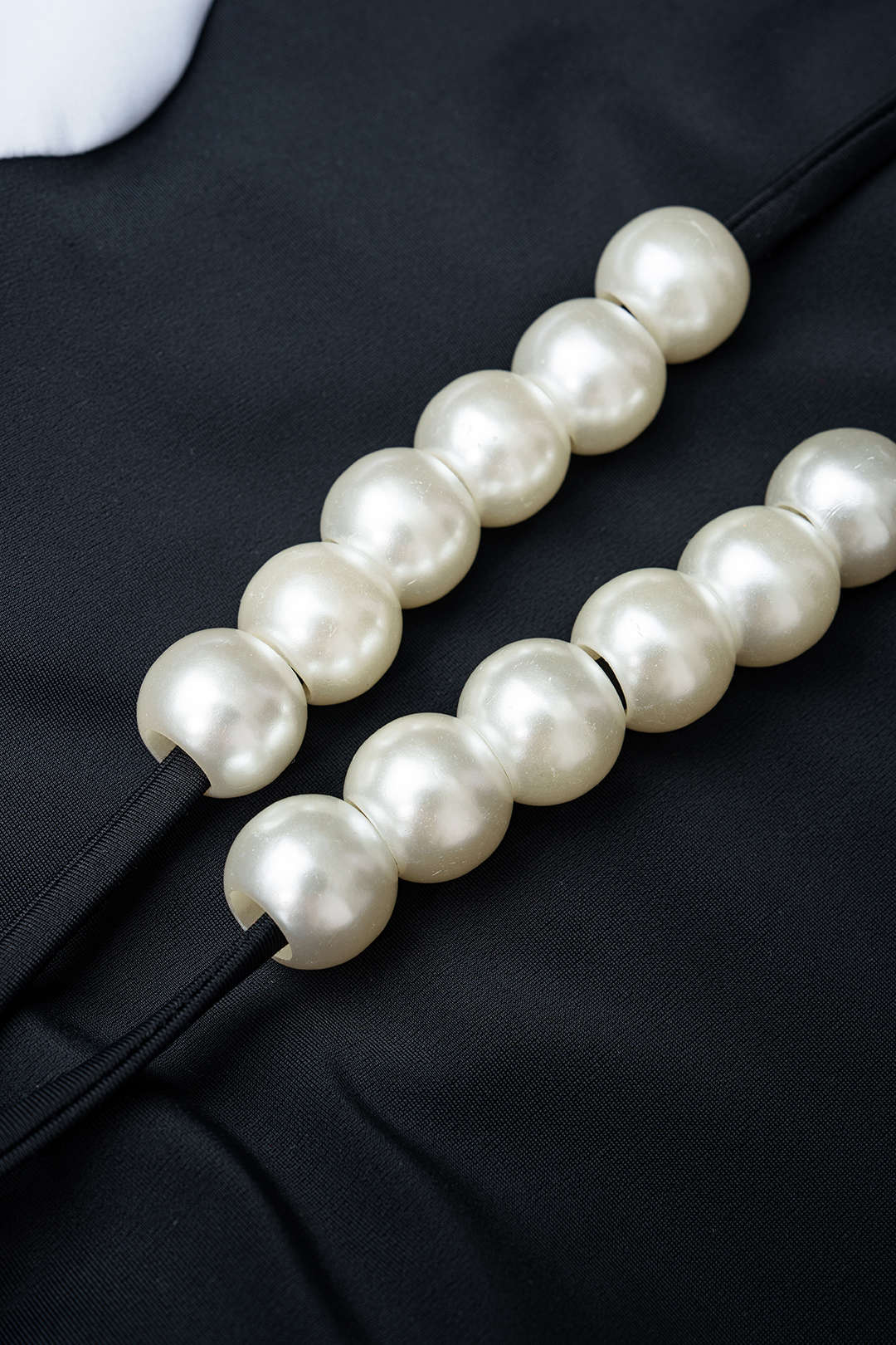 Badeanzug mit Perlen und Neckholder