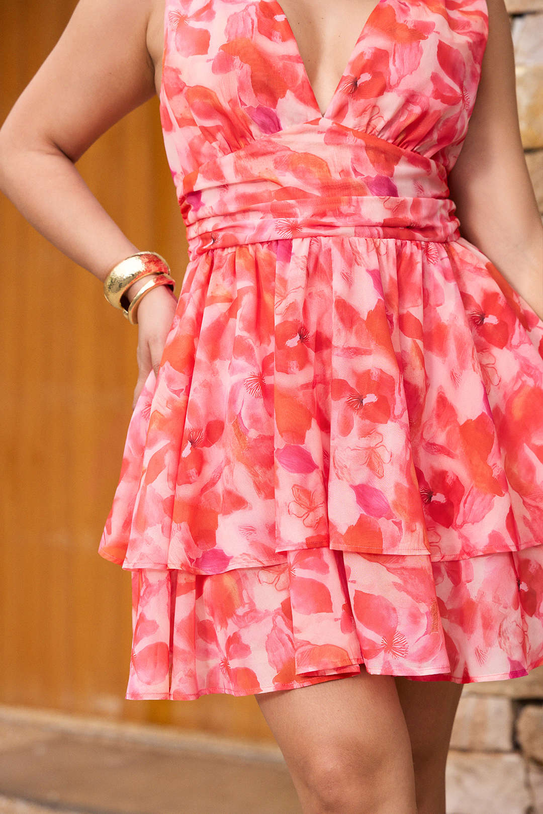Mini-robe portefeuille étagée à imprimé floral et col en V