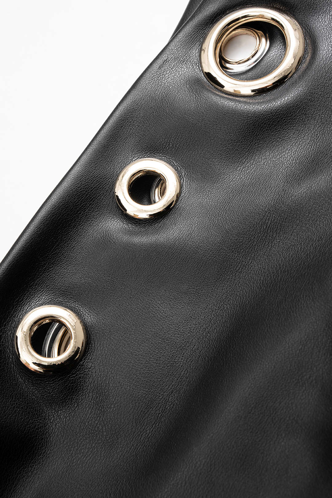 Minikleid aus Kunstleder mit metallischen Ösen und geraffter One-Shoulder-Partie