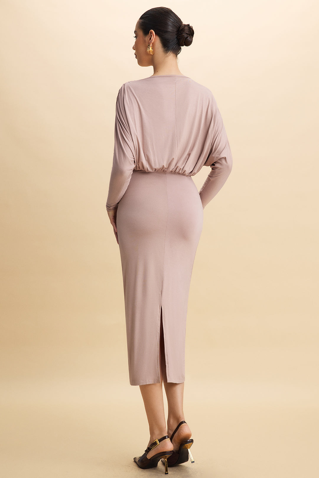 Robe longue froncée à manches chauve-souris et col en V