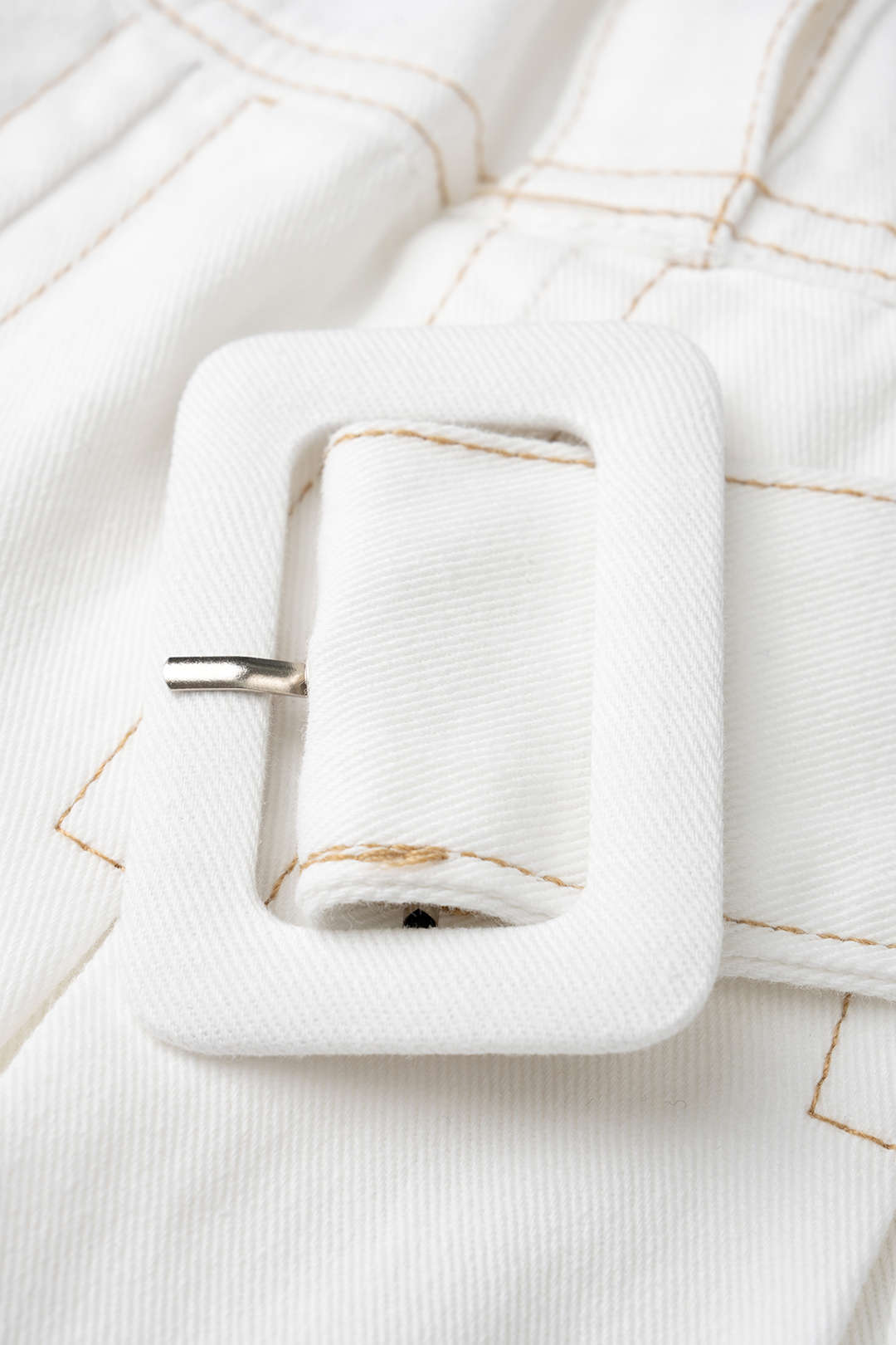 Mini-robe plissée sans manches en jean boutonnée