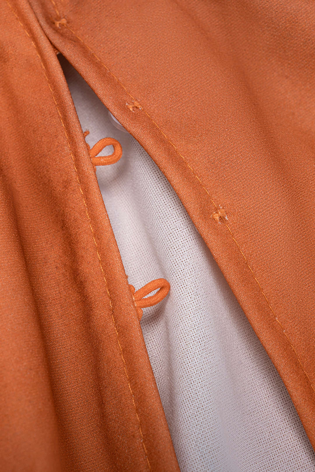 Ärmelloses Midi-Kleid mit geraffter, trägerloser Frucht-Buchstaben-Print