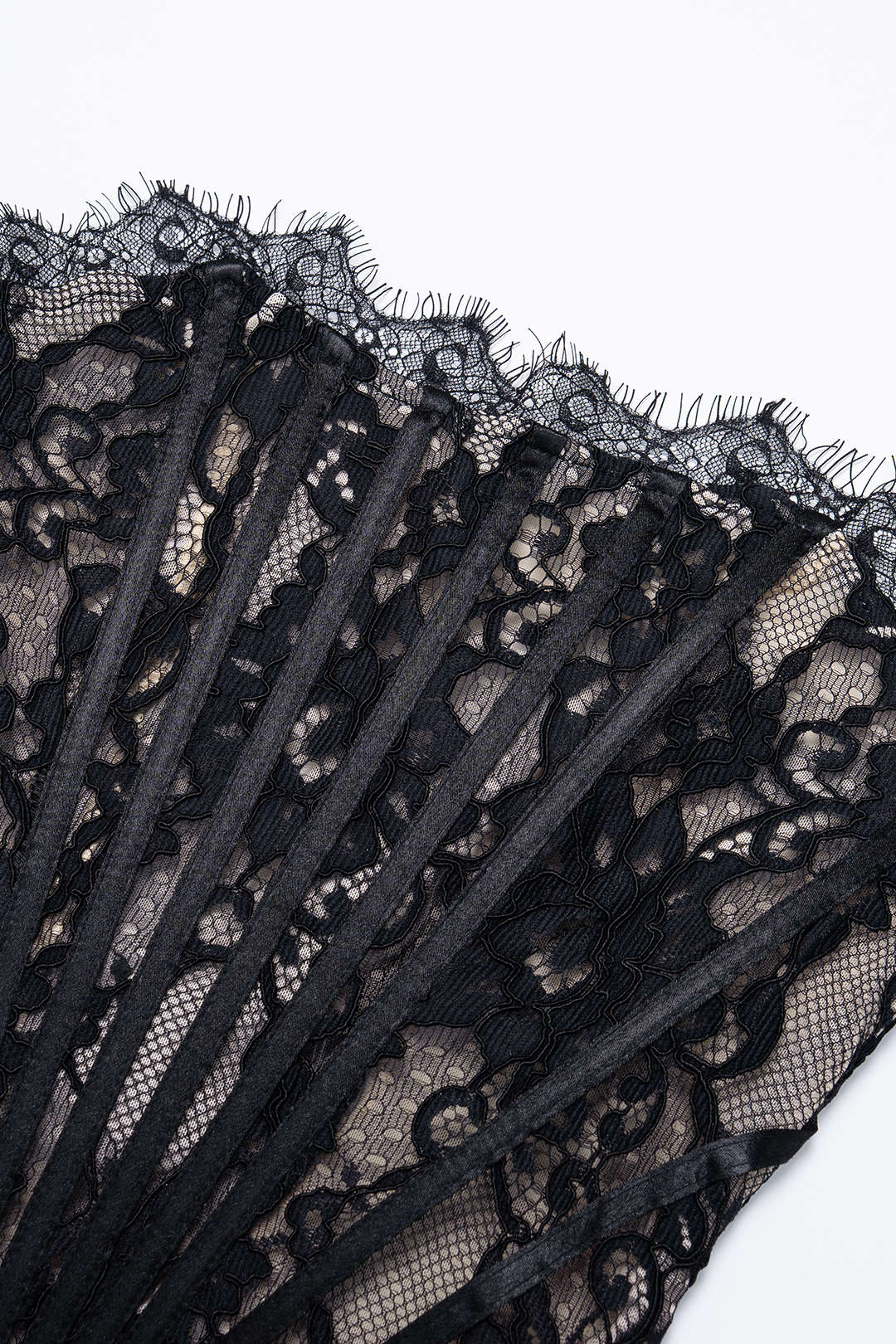 Mini-robe sans bretelles et sans manches à nouer dans le dos en dentelle
