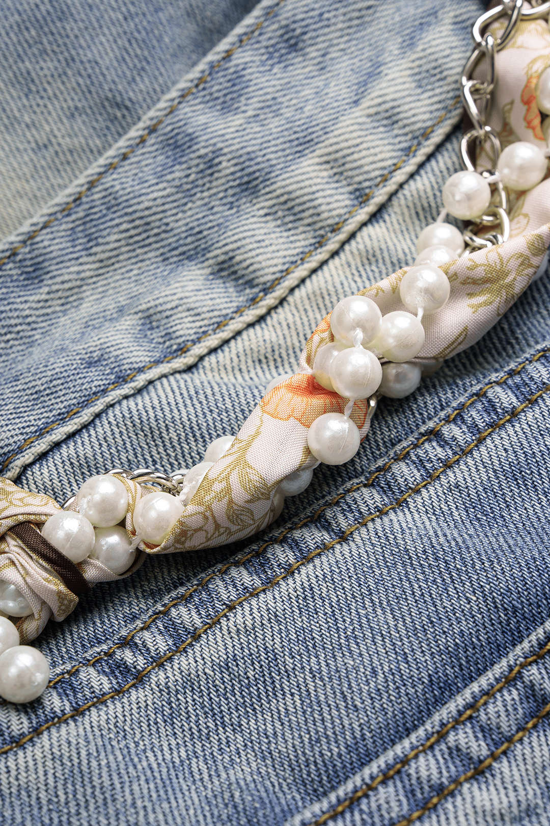 Jupe taille haute en jean avec chaîne et ceinture