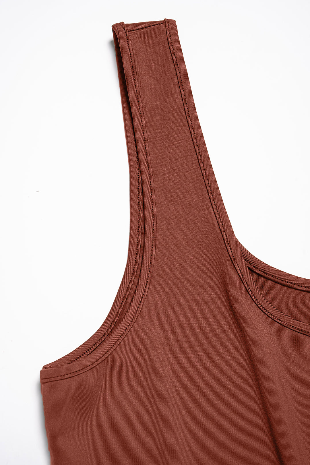 Ärmelloser Jumpsuit mit eckigem Ausschnitt