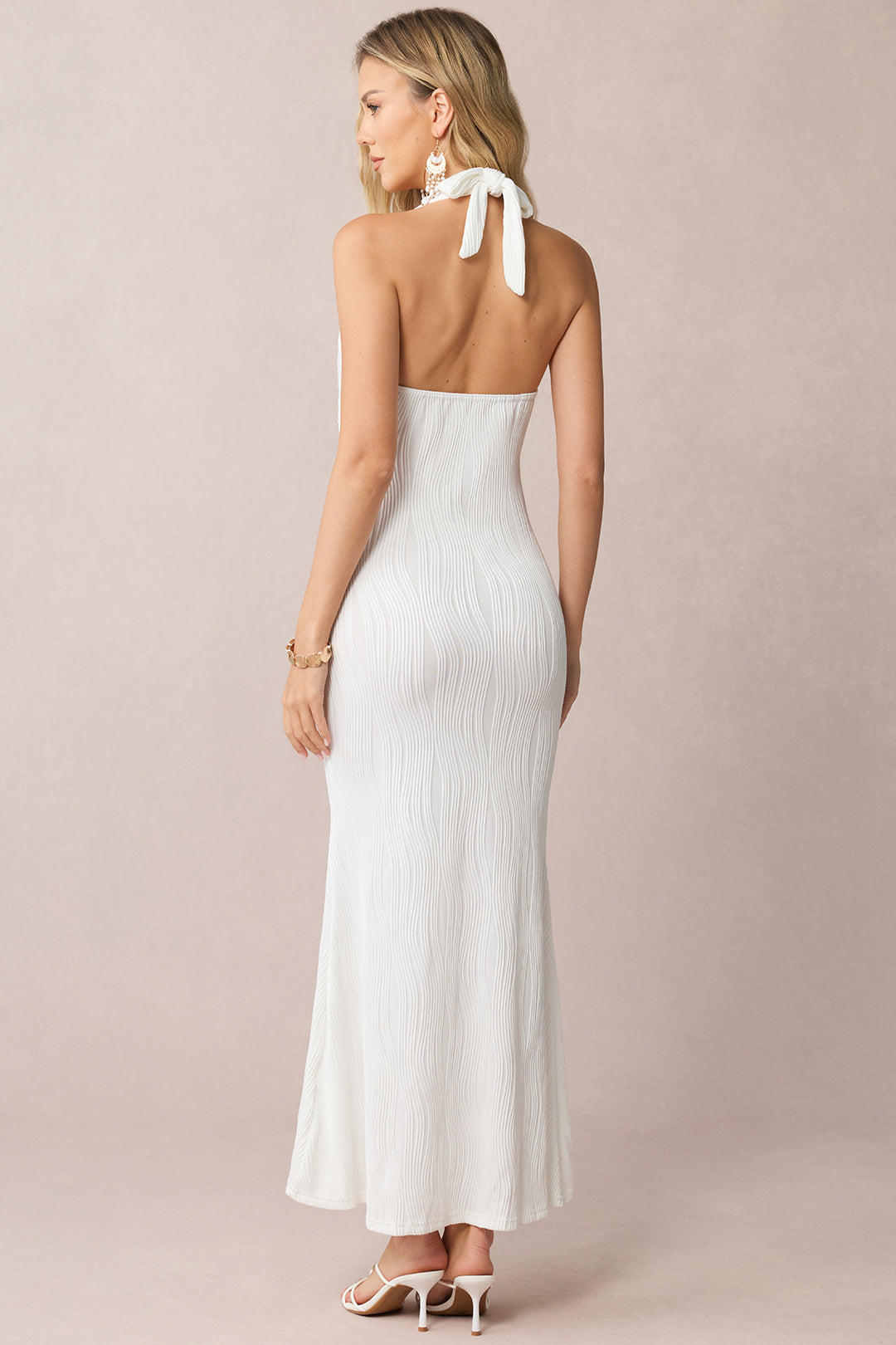 Robe longue sans manches dos nu avec décor métallique et liens à nouer autour du cou