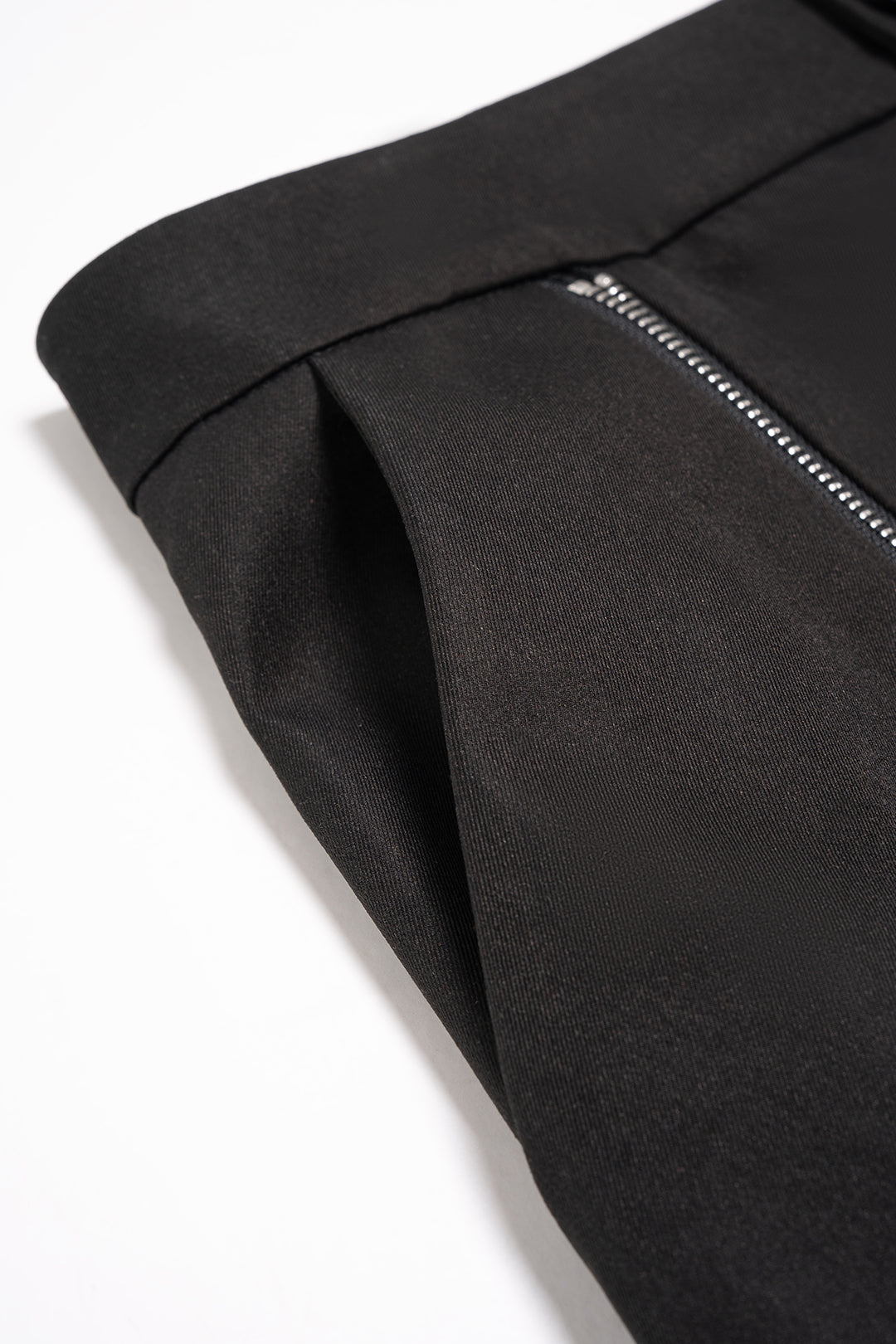 Pantalon large à fermeture éclair asymétrique