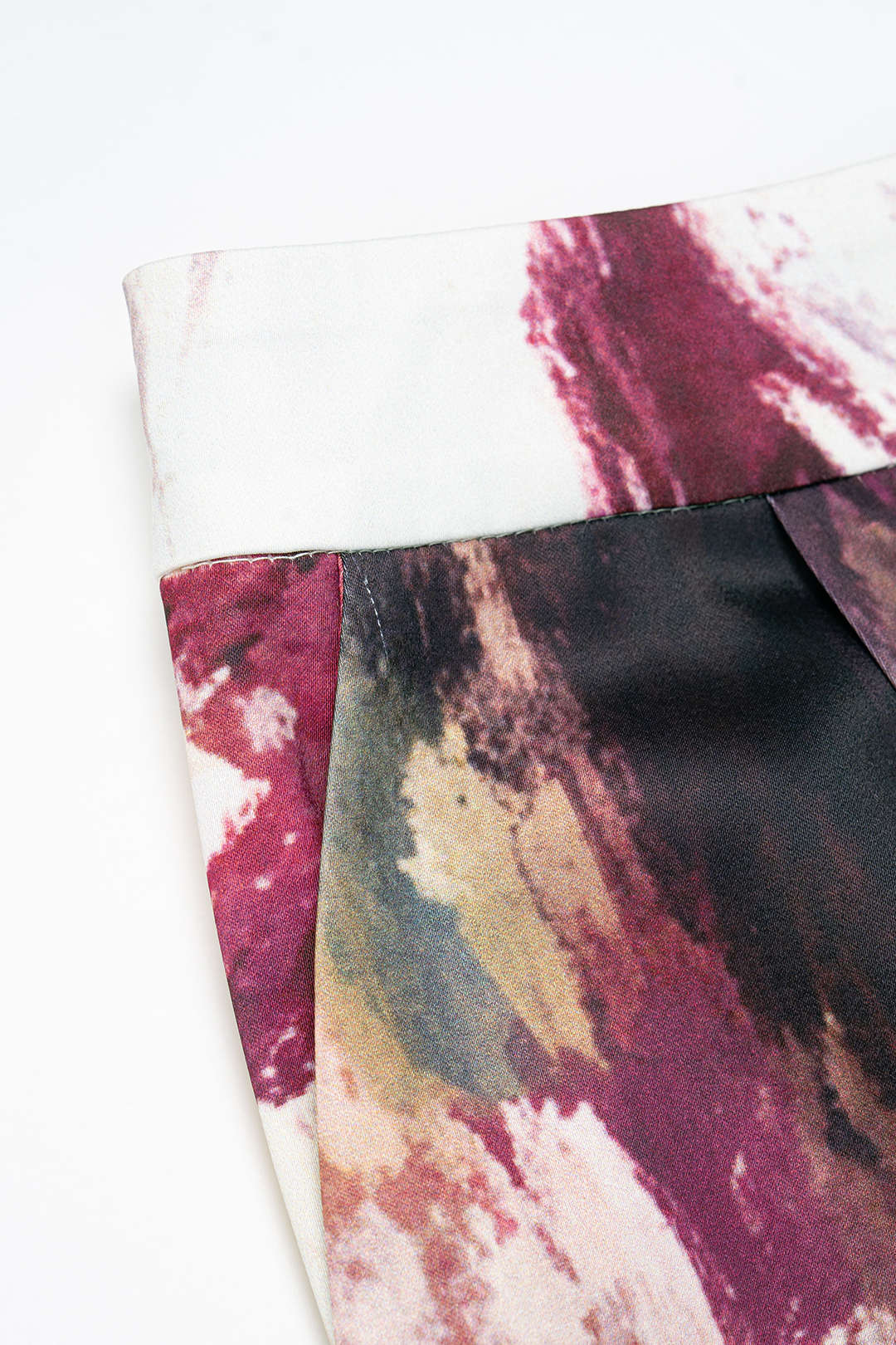 Hose mit Graffiti-Print aus Satin, gesmoktem Bund und weitem Bein