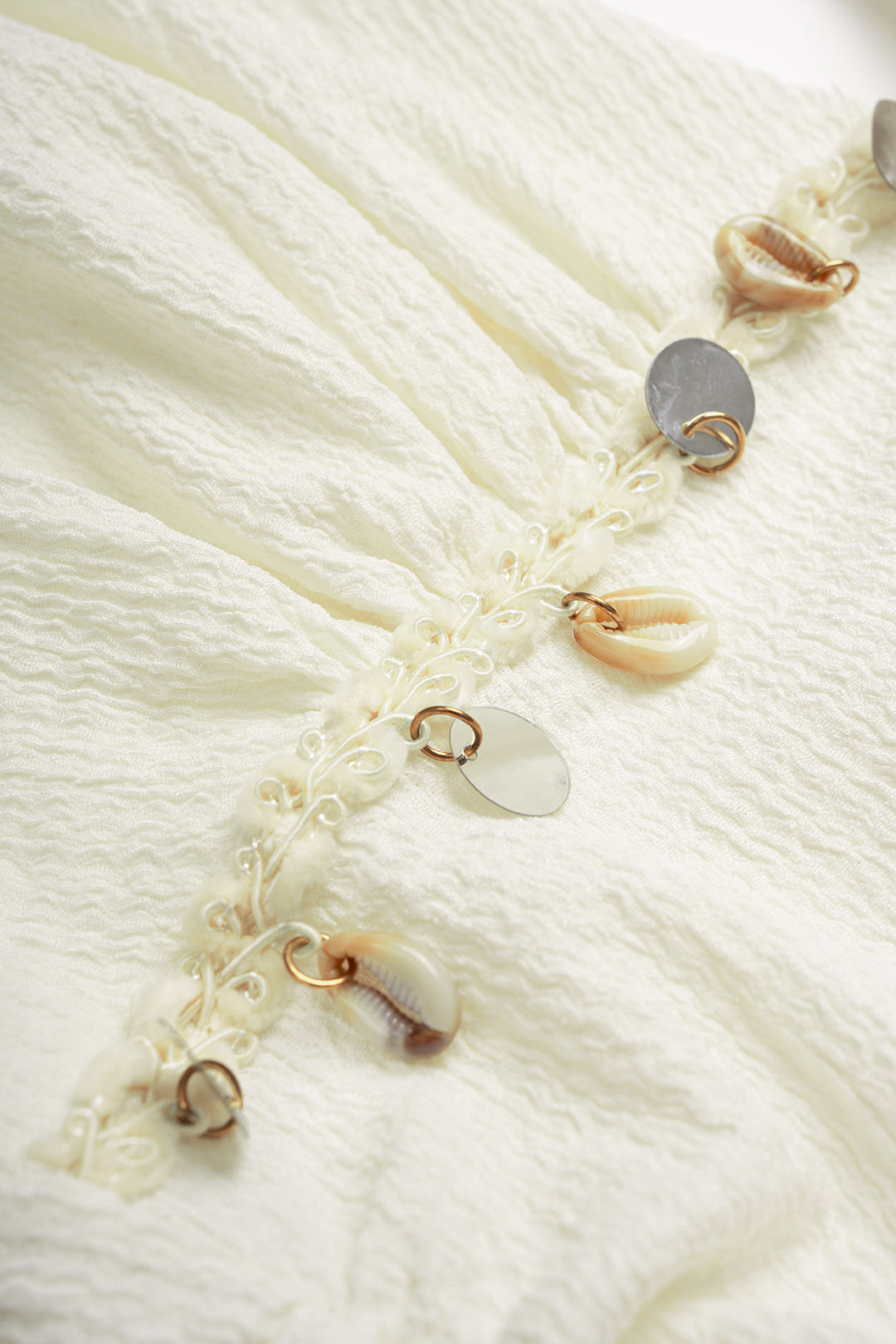 Neckholder-Tanktop mit V-Ausschnitt und Fransen