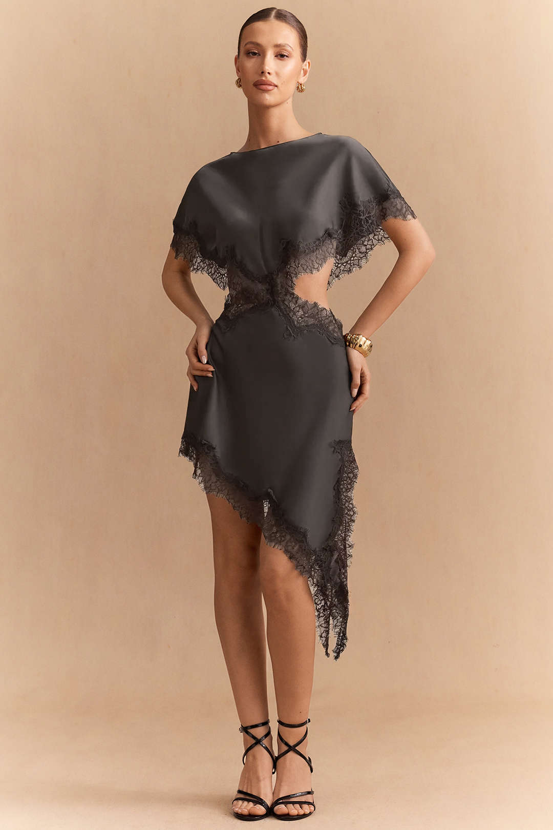 Robe midi à manches courtes découpée en satin patchwork et dentelle