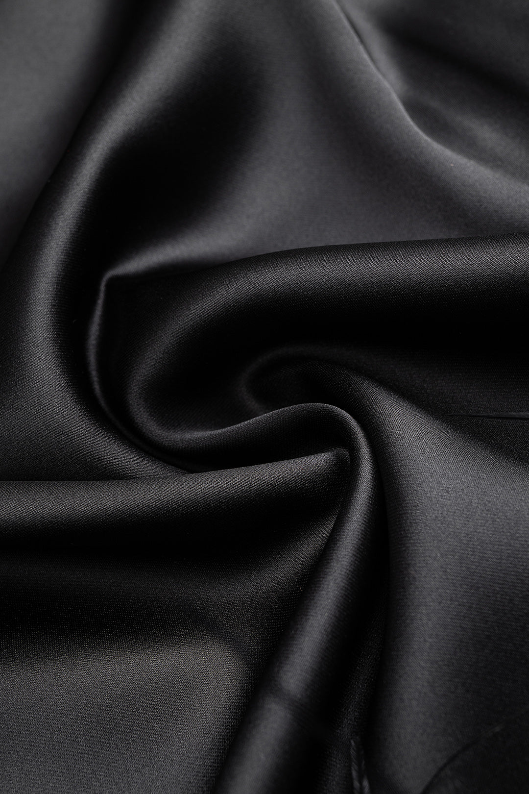 Satin-Patchwork-Midikleid mit Federbesatz und langen Ärmeln
