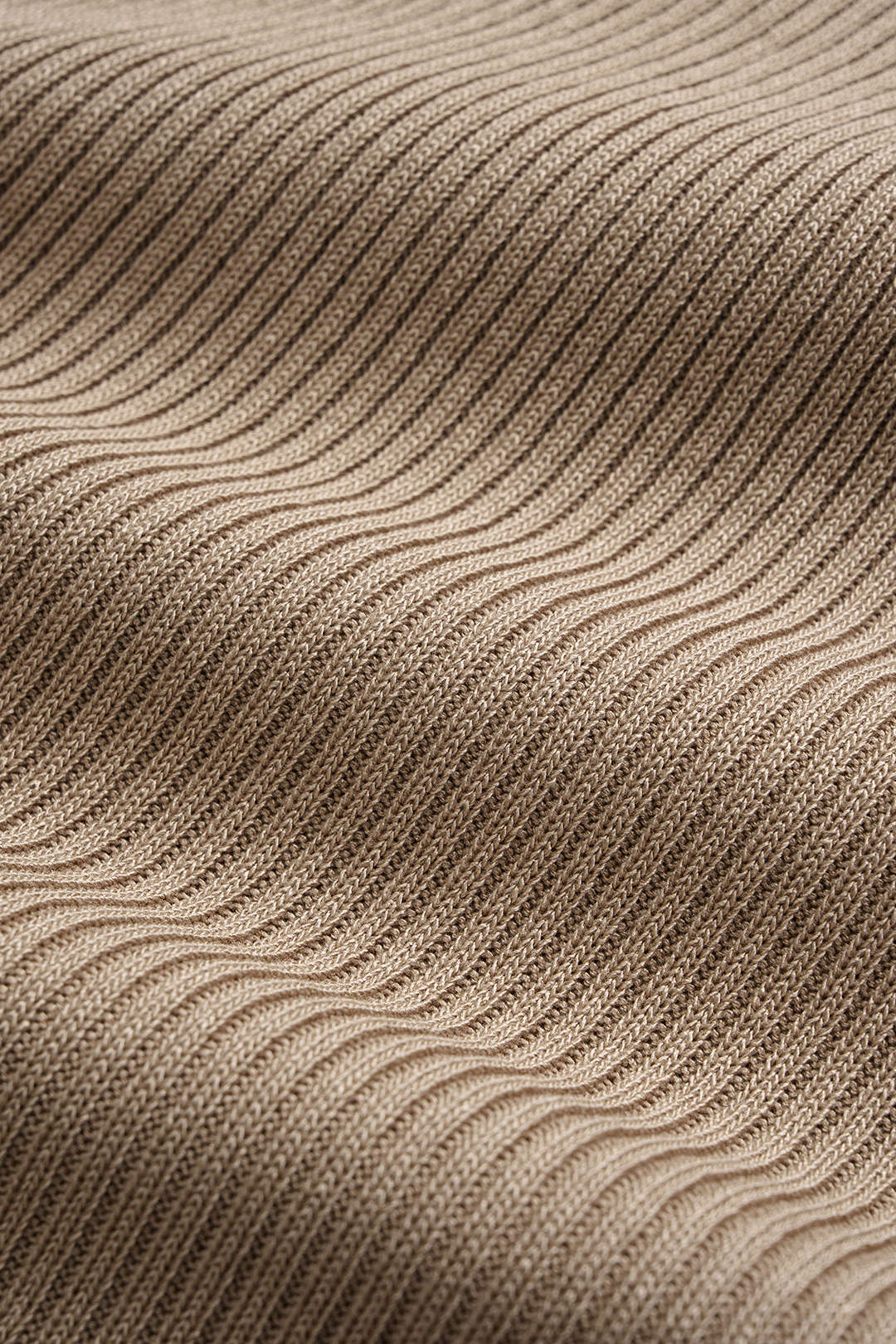 Gestricktes asymmetrisches Minikleid mit langen Ärmeln und Rippenmuster