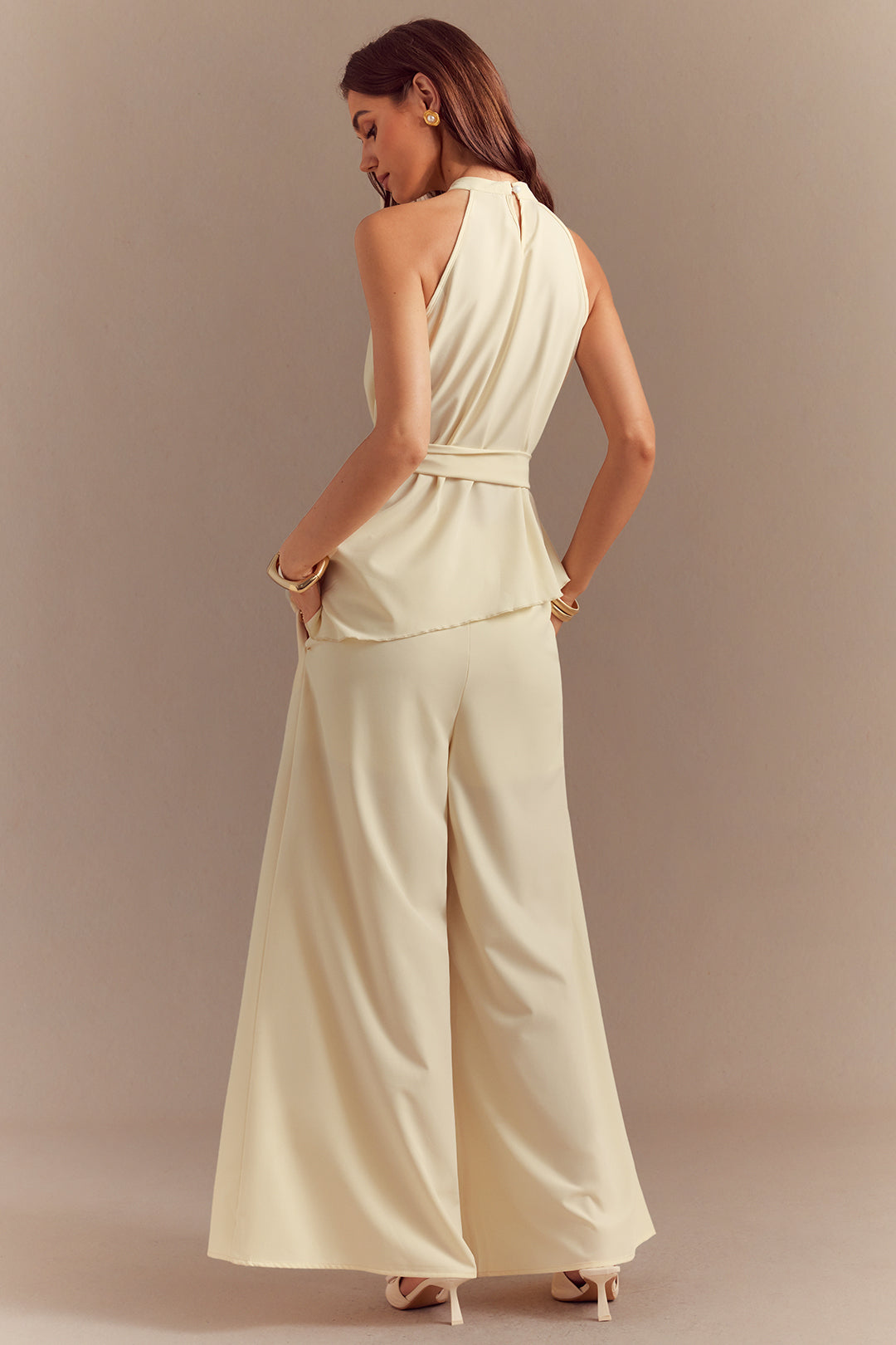 Rundhals-Tanktop mit Gürtel, asymmetrischem Saum und Hose mit geradem Bein Set