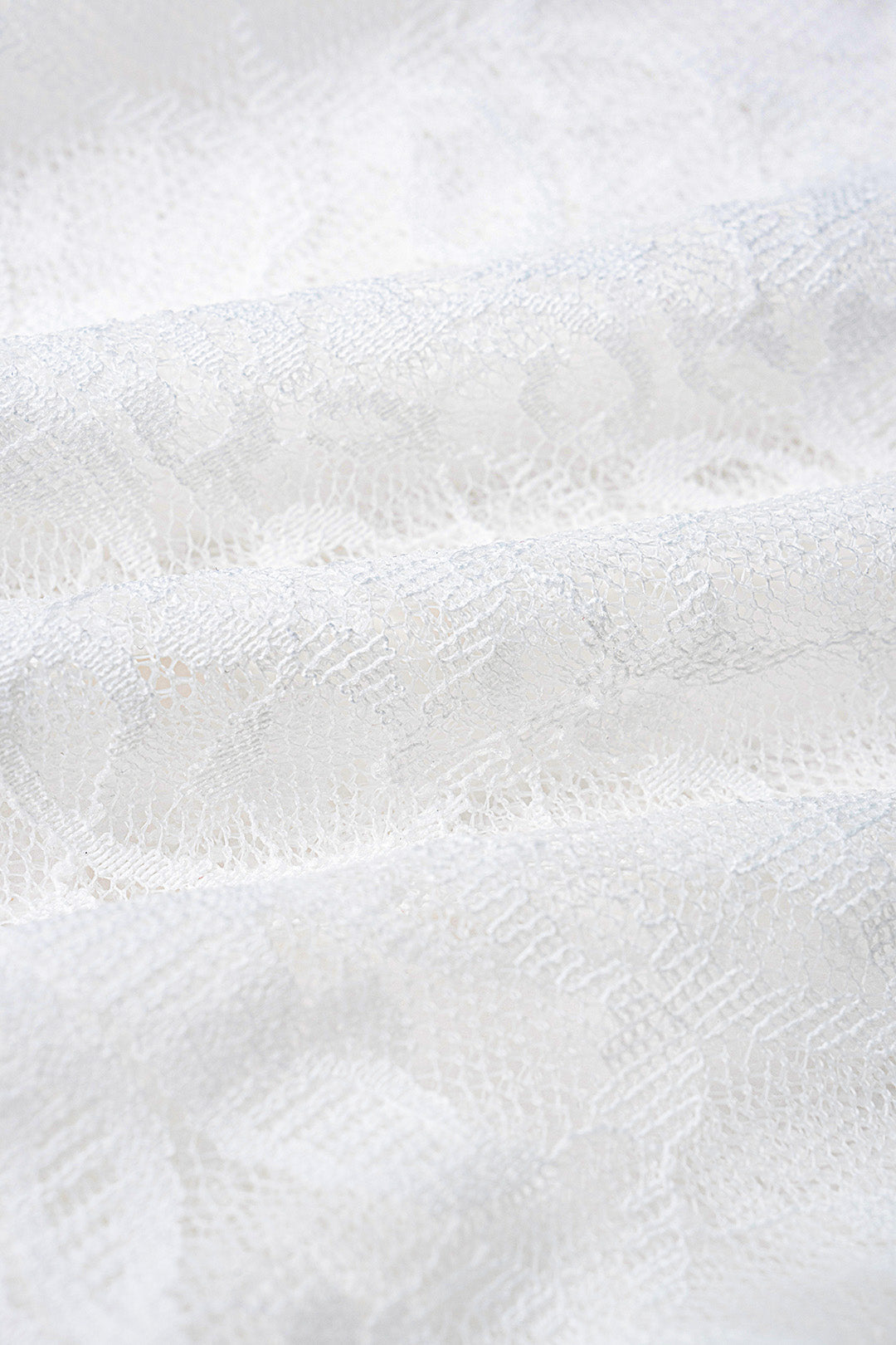 Mini-robe drapée à manches courtes, col bateau et patchwork de dentelle
