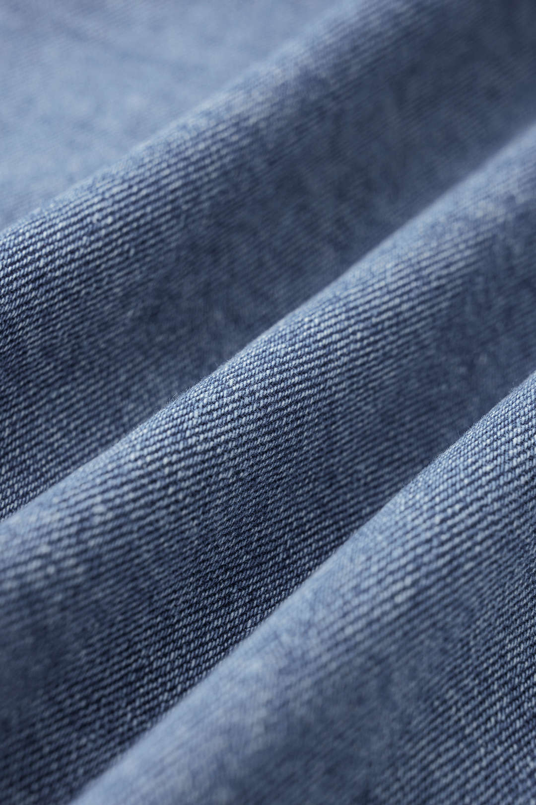 Robe sans manches en jean à licou, décolleté en V, découpes et boucle au dos