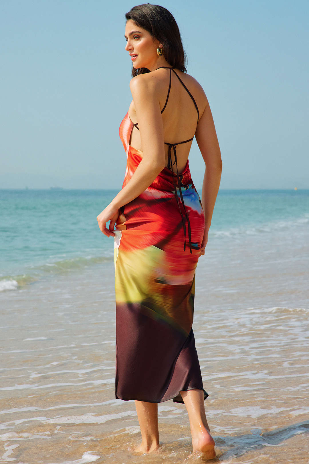 Maxikleid mit Batik-Print aus Satin, drapiertem Wasserfallausschnitt und ärmellosem Design