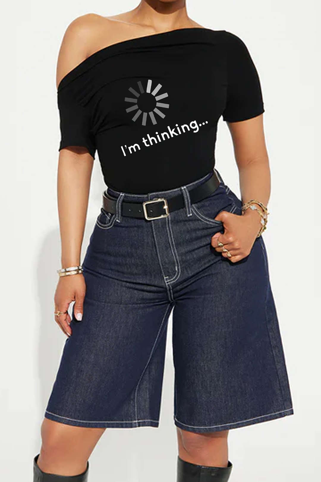 T-shirt court à manches courtes et épaules dénudées avec imprimé lettres