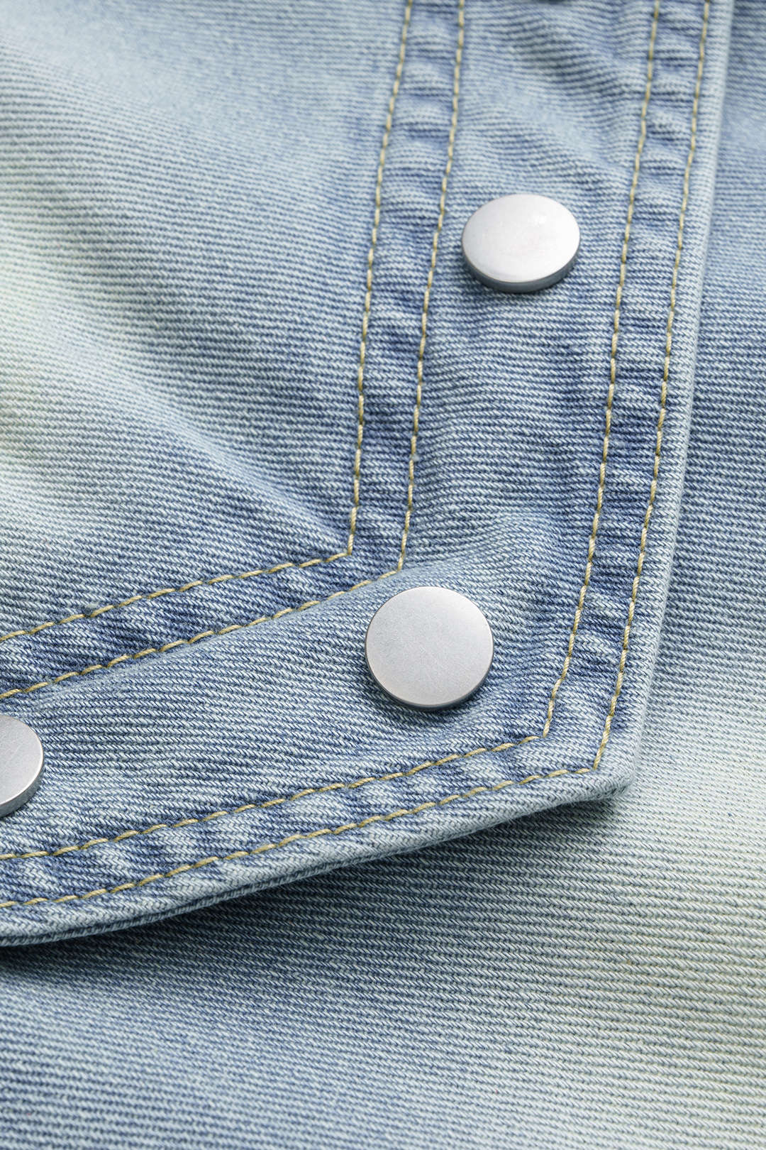Jean droit en patchwork de denim à rivets effilochés