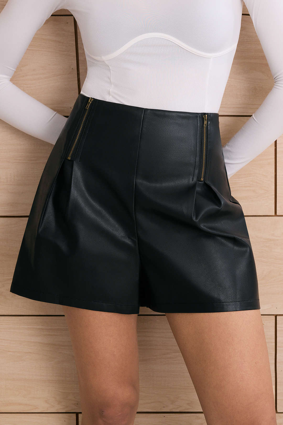Short en similicuir froncé avec fermeture éclair