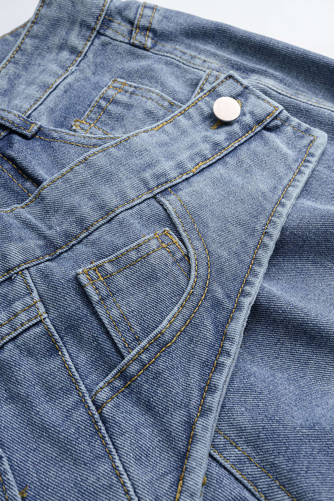 Jean droit en denim avec boutons et poches zippées