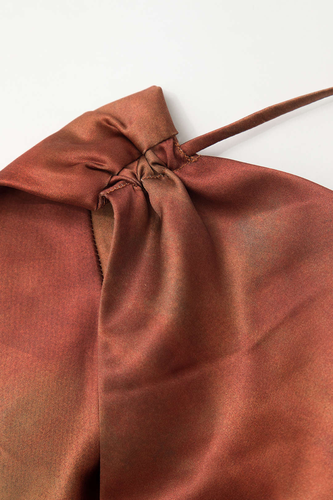 Robe longue asymétrique en satin à col bénitier et tie-dye