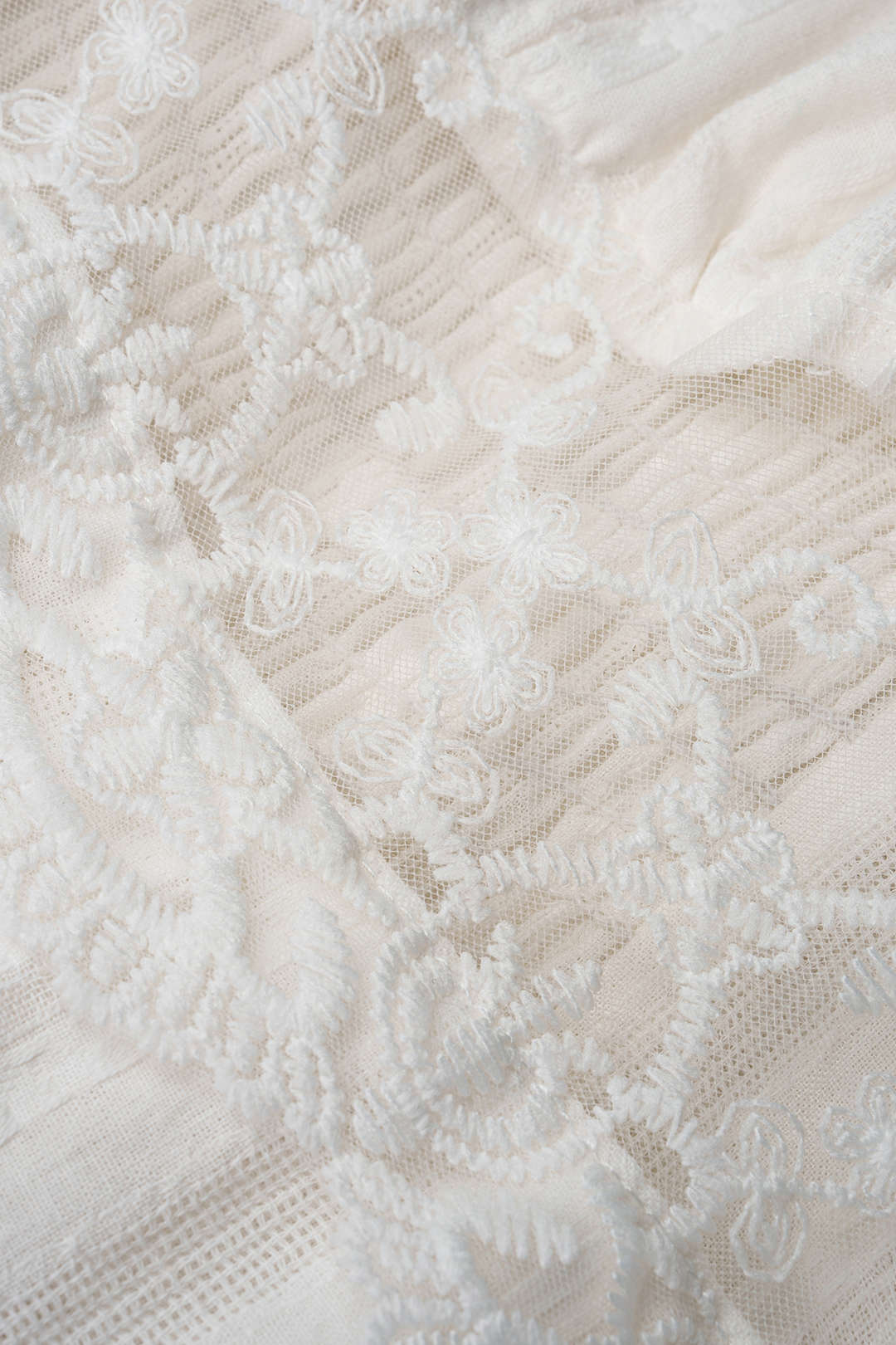 Mini-robe sans manches à patchwork et garniture en dentelle avec liens à nouer