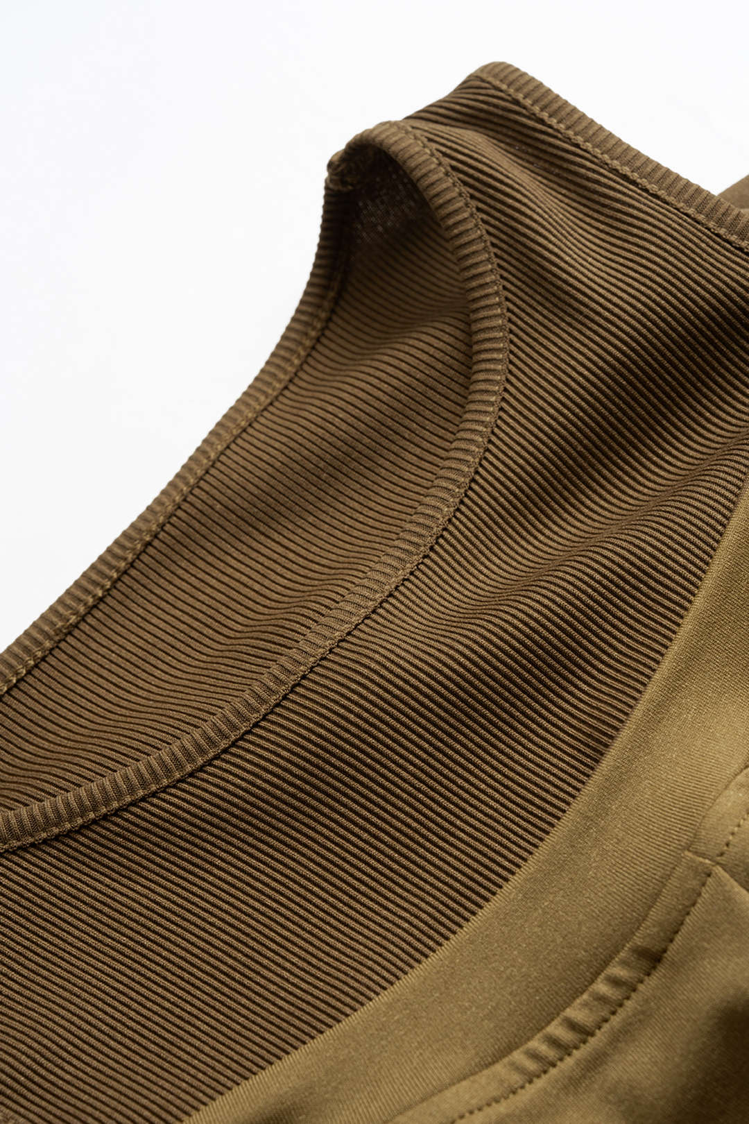 Cut-out-Langarmtop und Hose mit hoher Taille und weitem Bein