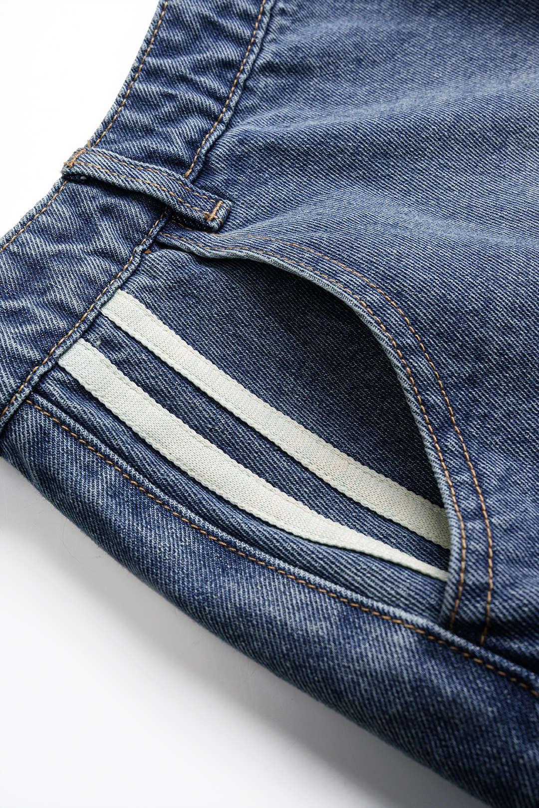 Jeansrock mit asymmetrischer Naht und Knopfdetails