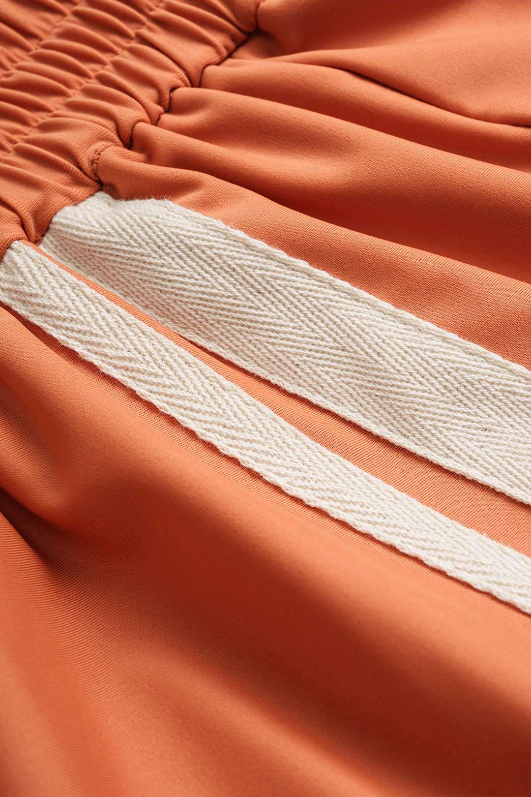 Kontrastierende Weite-Bein-Shorts