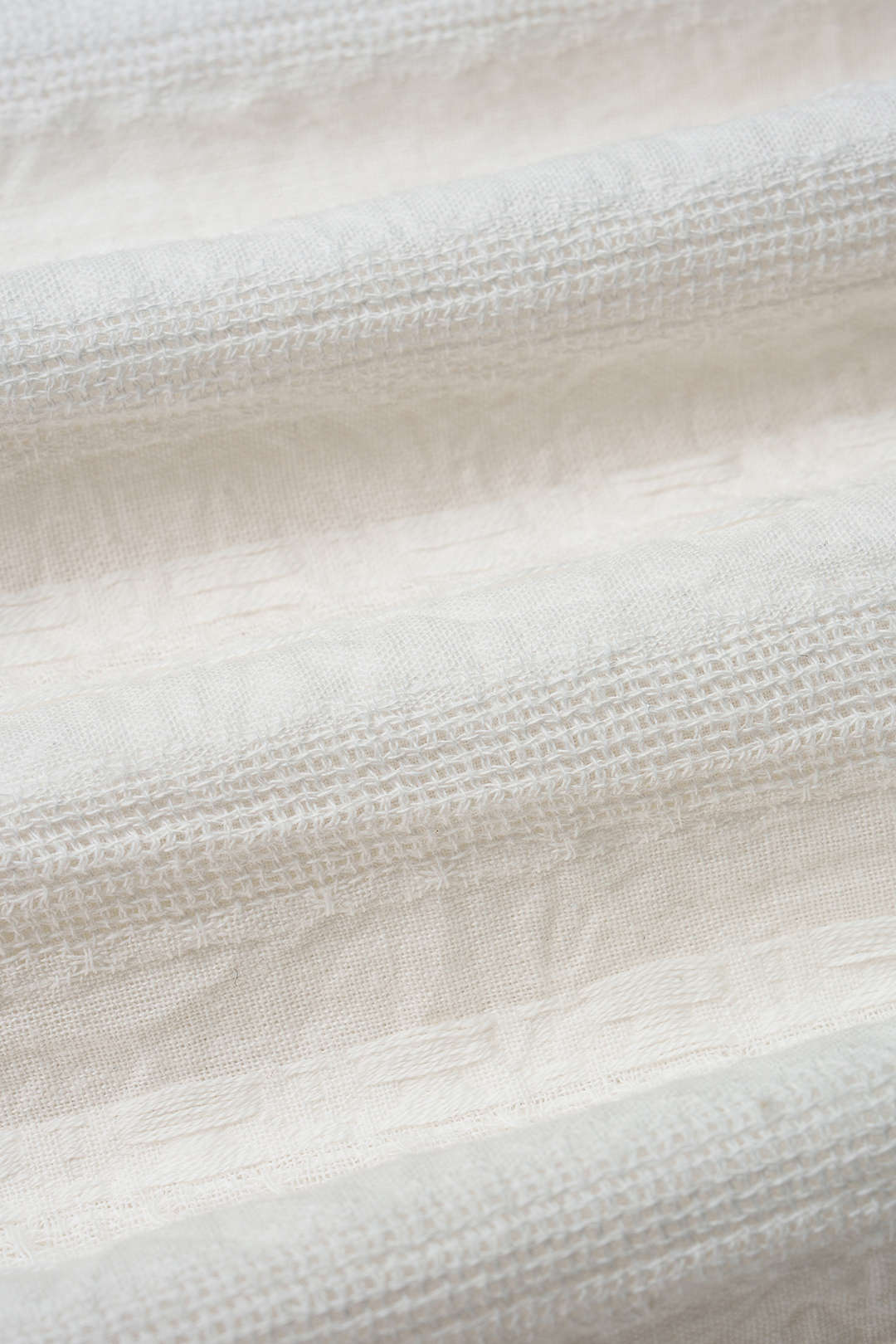 Mini-robe sans manches à patchwork et garniture en dentelle avec liens à nouer