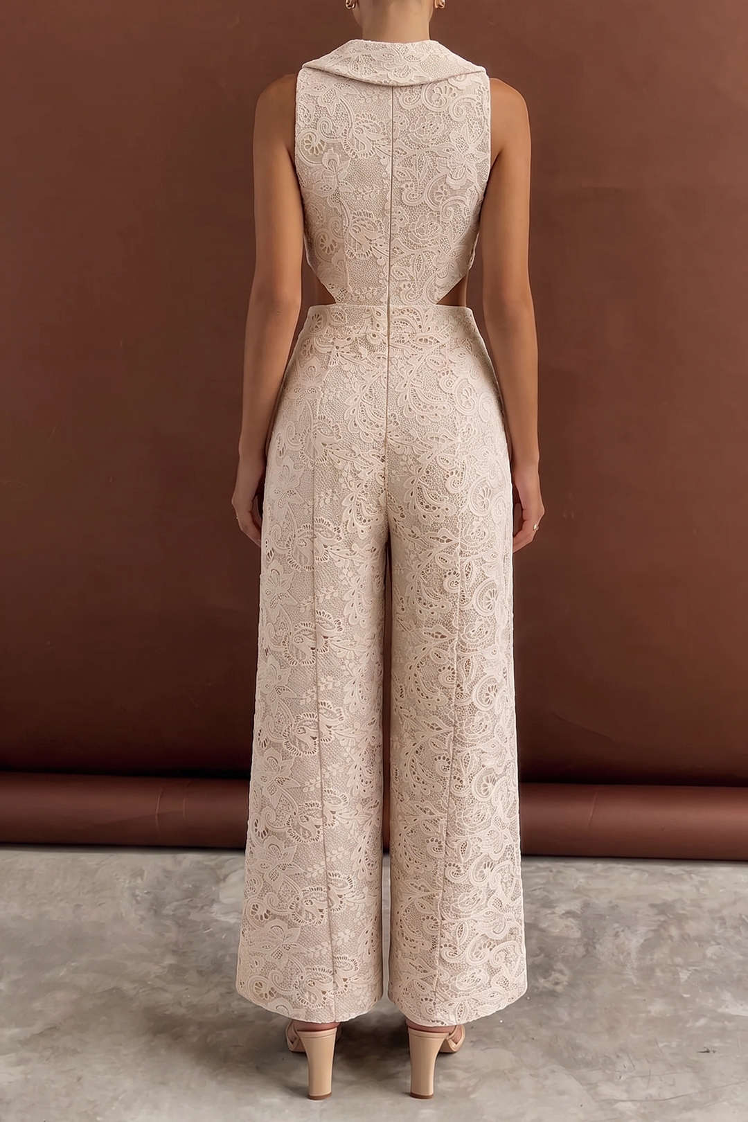 Spitzen-V-Ausschnitt-Jumpsuit mit Cut-Outs und ohne Ärmel