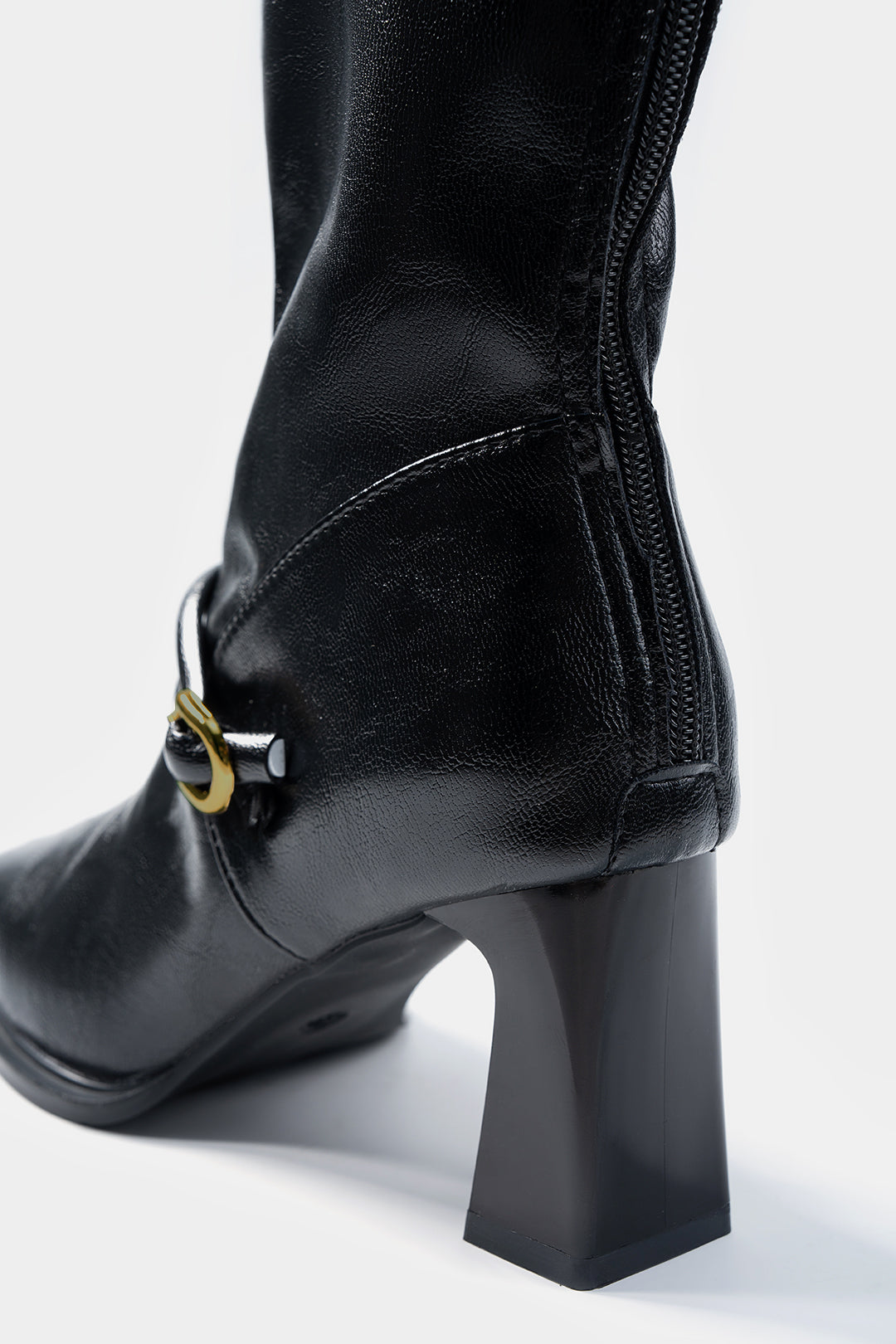 Ankle Boots mit eckiger Spitze und Reißverschluss