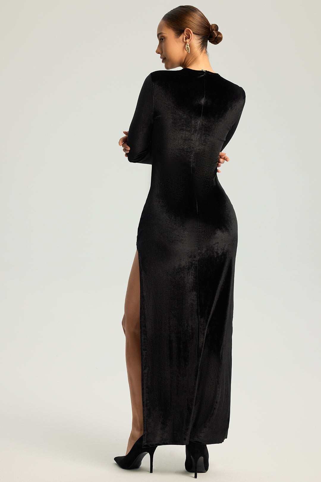 Maxikleid aus Samt-Metallic mit Cut-Outs, seitlichem Schlitz und langen Ärmeln
