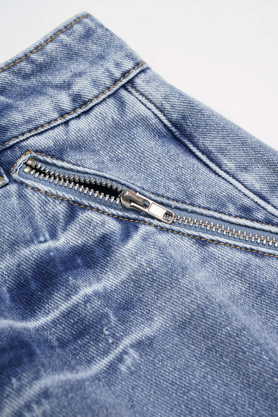 Asymmetrische Jeans-Shorts mit Taschen