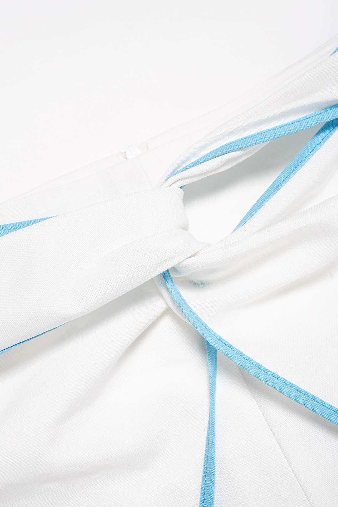 Leinenhose mit Kontrastpaspelierung, Raffung, gedrehtem Knoten und weitem Bein